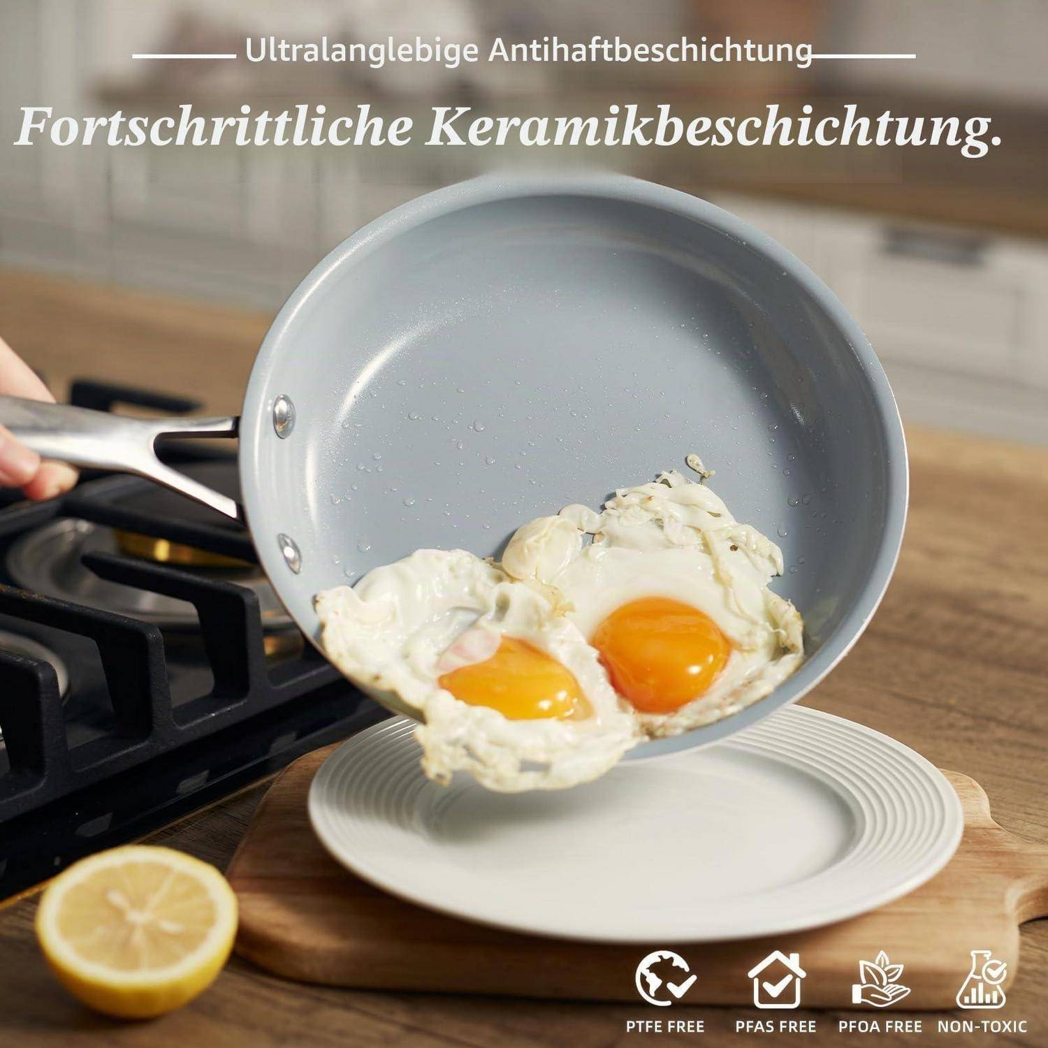 Eine antihaftbeschichtete Keramik-Bratpfanne kipt zwei Spiegeleier auf einen Teller, mit deutschem Text, der die „ultraleichte" Antihaftbeschichtung bewirbt.