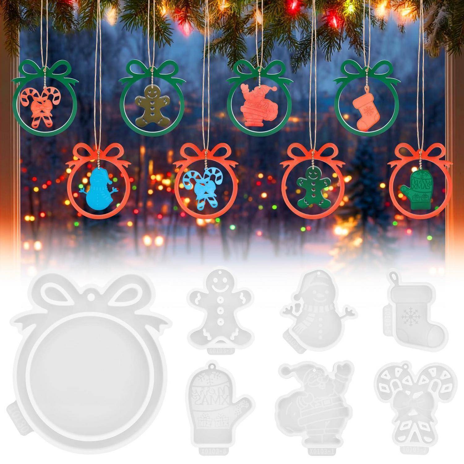 Weihnachtsbaumschmuck-Set auf hängenden Feiertagskranzen mit verschiedenen festlichen ausgeschnittenen Formen, einschließlich eines Lebkuchen-Mannes, einer Socke, eines Handschuhs, einer Glocke, des Weihnachtsmanns und eines Zuckerstabs.