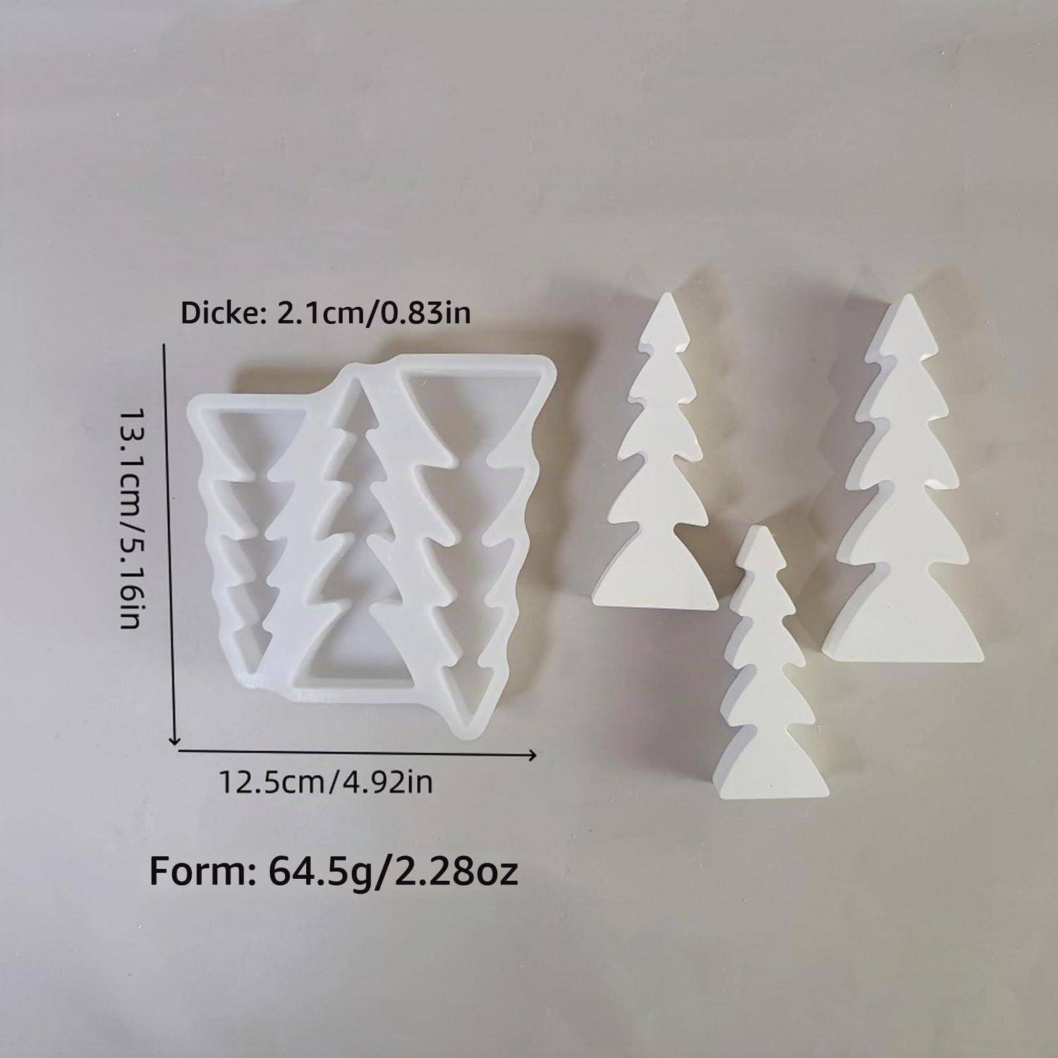 Satz aus weißen weihnachtsbaumförmigen Plätzchenausstecher mit gekennzeichneten Abmessungen von 13,1 cm mal 12,5 cm und Dicke 2,1 cm; Formgewicht 64,5 g.