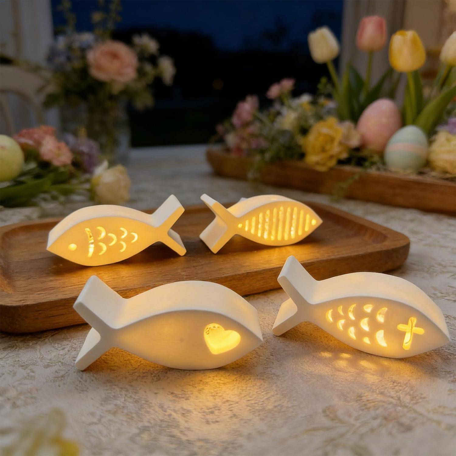 Vier leuchtende fischförmige Osterdekoration auf einem Holztablett, mit Ausschnittmustern und sanftem warmem Licht in einer Frühjahrstischeinstellung.