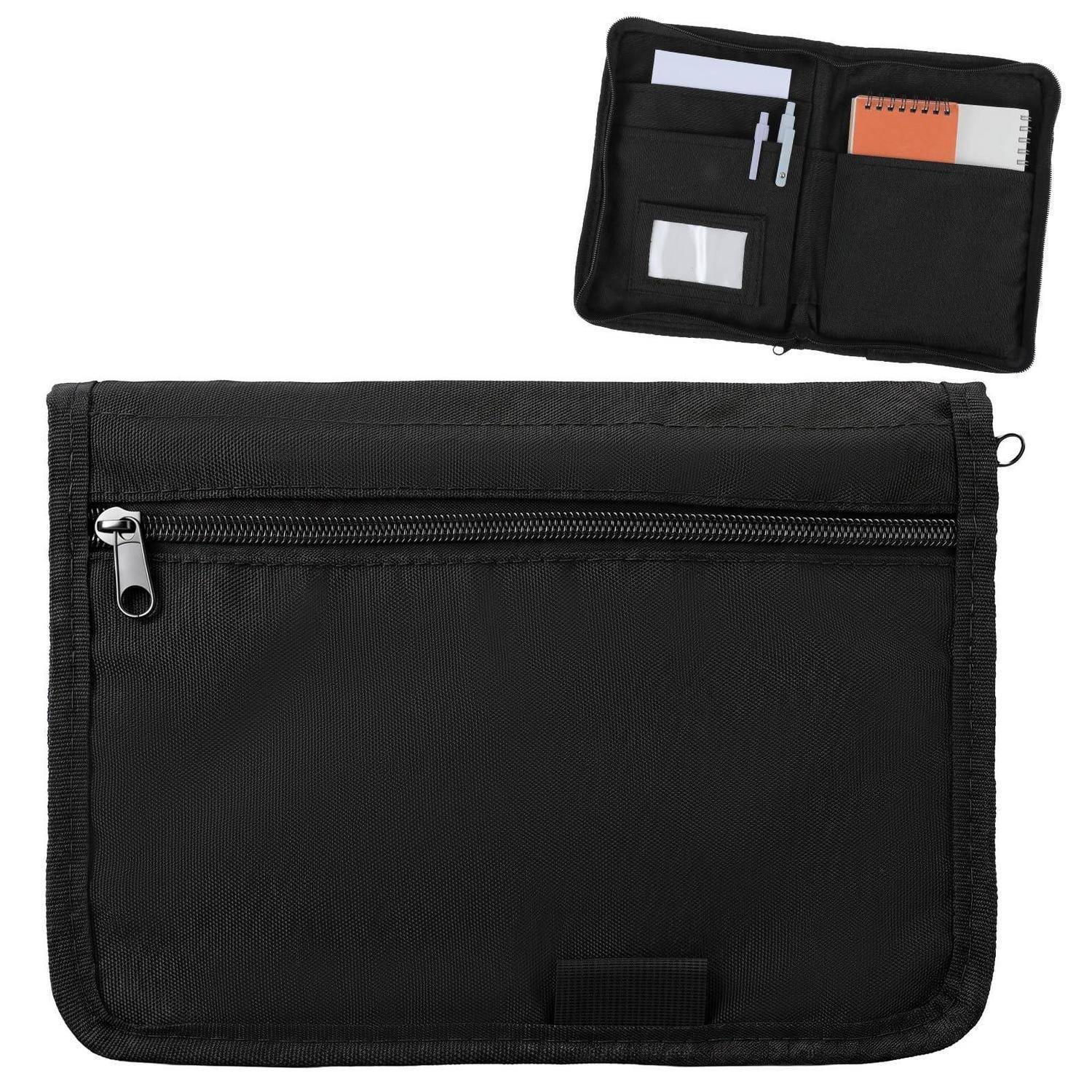 Schwarze Organizer-Tasche mit Reißverschluss in geschlossenem Zustand, mit einer eingefügten Ansicht des offenen Innenraums, in dem Karten, Stifte und ein Notizblock aufbewahrt werden.
