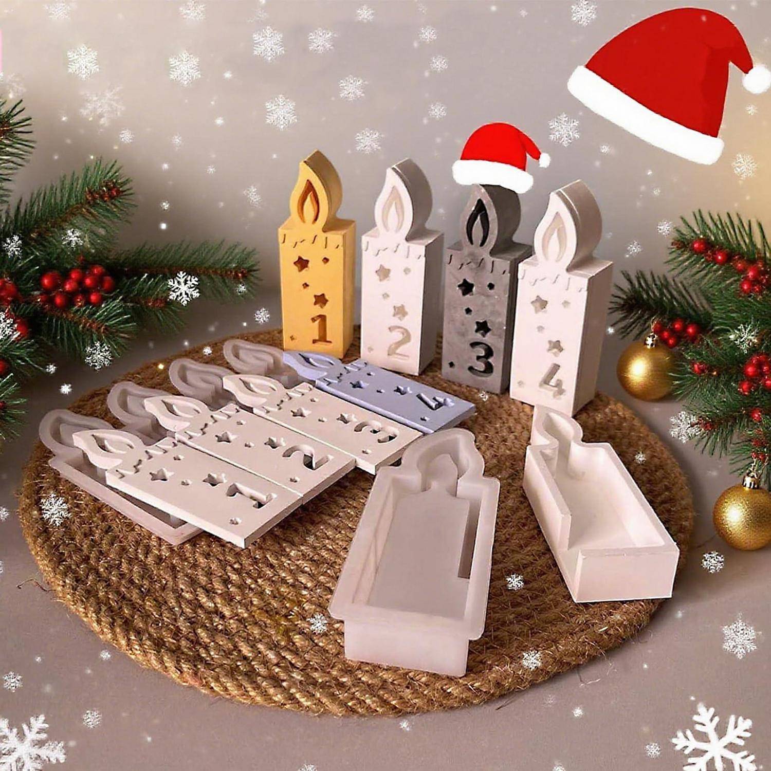 Weihnachtliche Ausstellung von dekorativen kerzenförmigen Adventsblöcken nummeriert von 1 bis 4, mit zusätzlichen Kerzenhaltern auf einer geflochtenen Matte, umgeben von Kiefernzweigen, Beeren und Weihnachtsgrafiken.