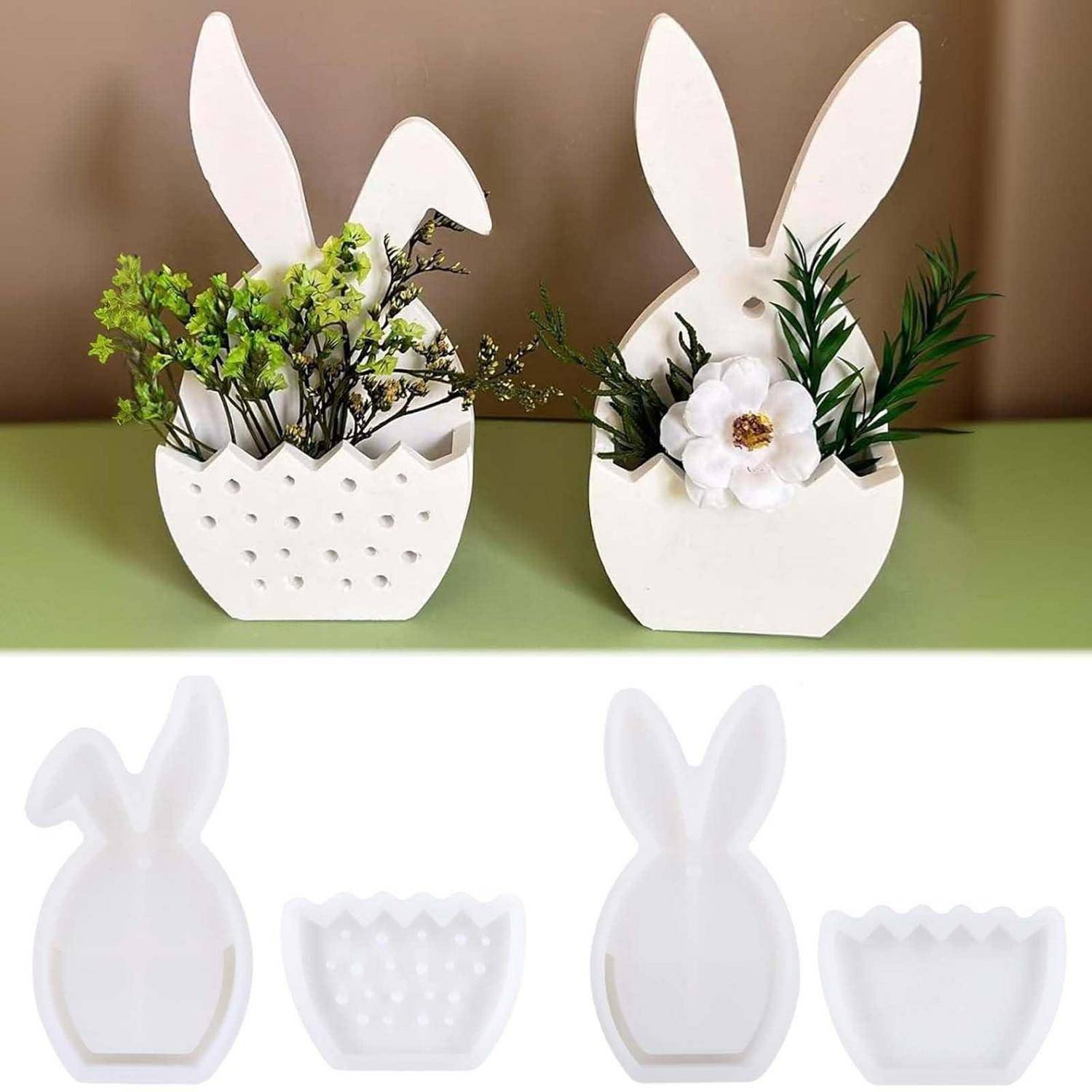 Weiße Osterblumenkübel in Hasenform mit kleinen dekorativen Blumen und Grünpflanzen; die unteren Bilder zeigen den leeren Blumenkübel und die korbförmigen Einsatzmolden.