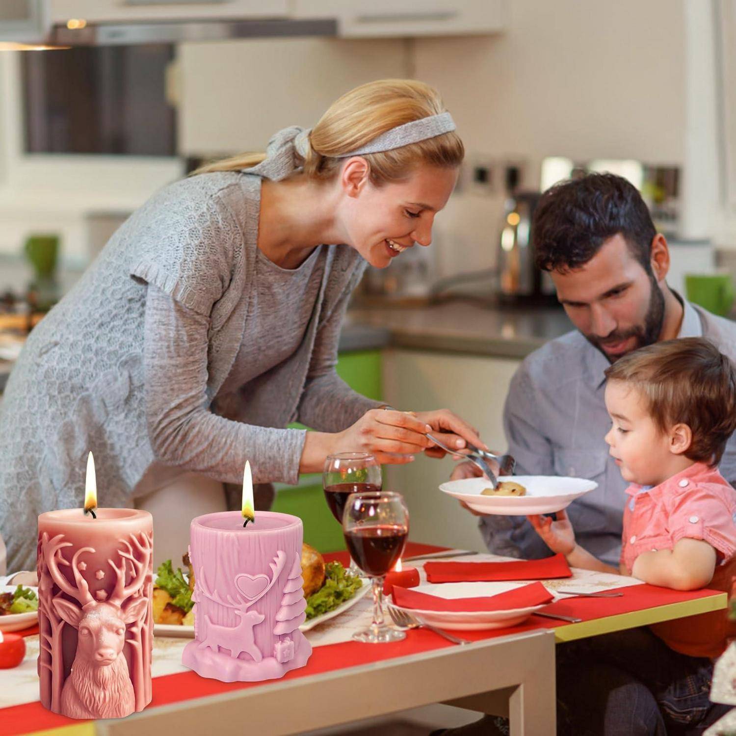 Eine Frau serviert einem Kleinkind an einem Esstisch Essen, während ein Mann zusieht; brennende Kerzen und Weingläser deuten auf ein Familienessen zu Hause hin.