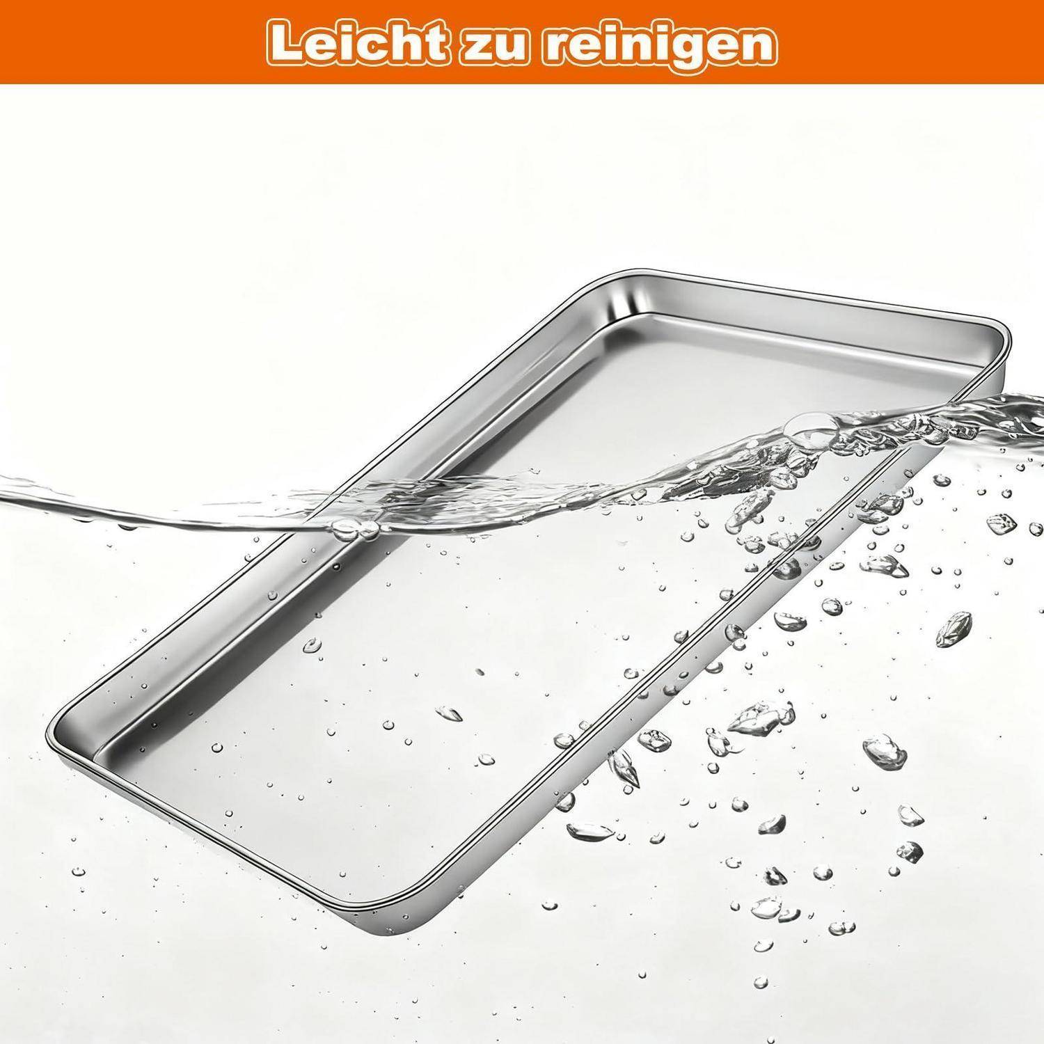 Metallbackblech wird unter Wasser gespült, mit dem deutschen Text „Leicht zu reinigen" oben.