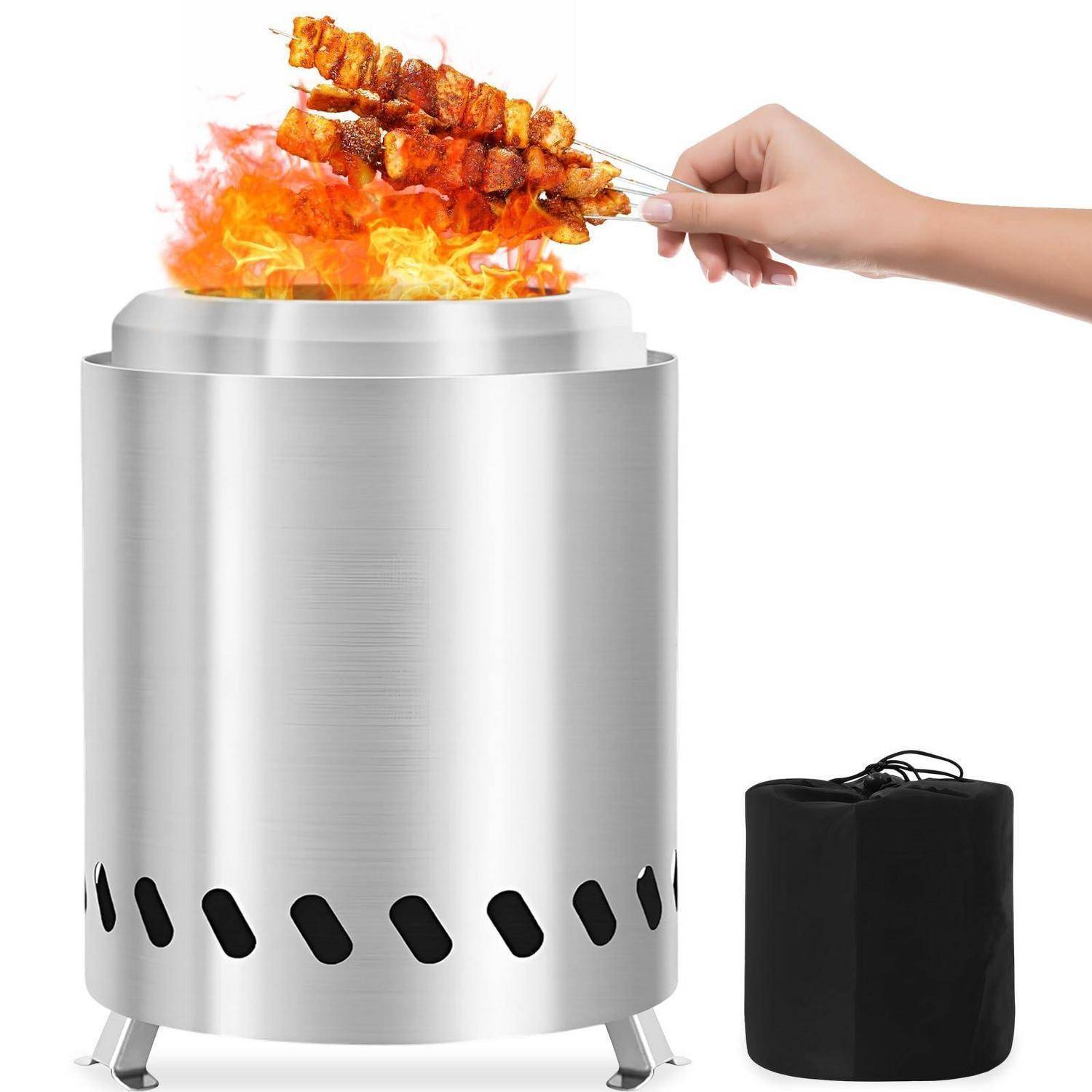 Hand legt gegrillte Spieße über einen Edelstahl-Holzkohlegrill mit Flammen; eine schwarze Transporttasche sitzt daneben auf weißem Hintergrund.