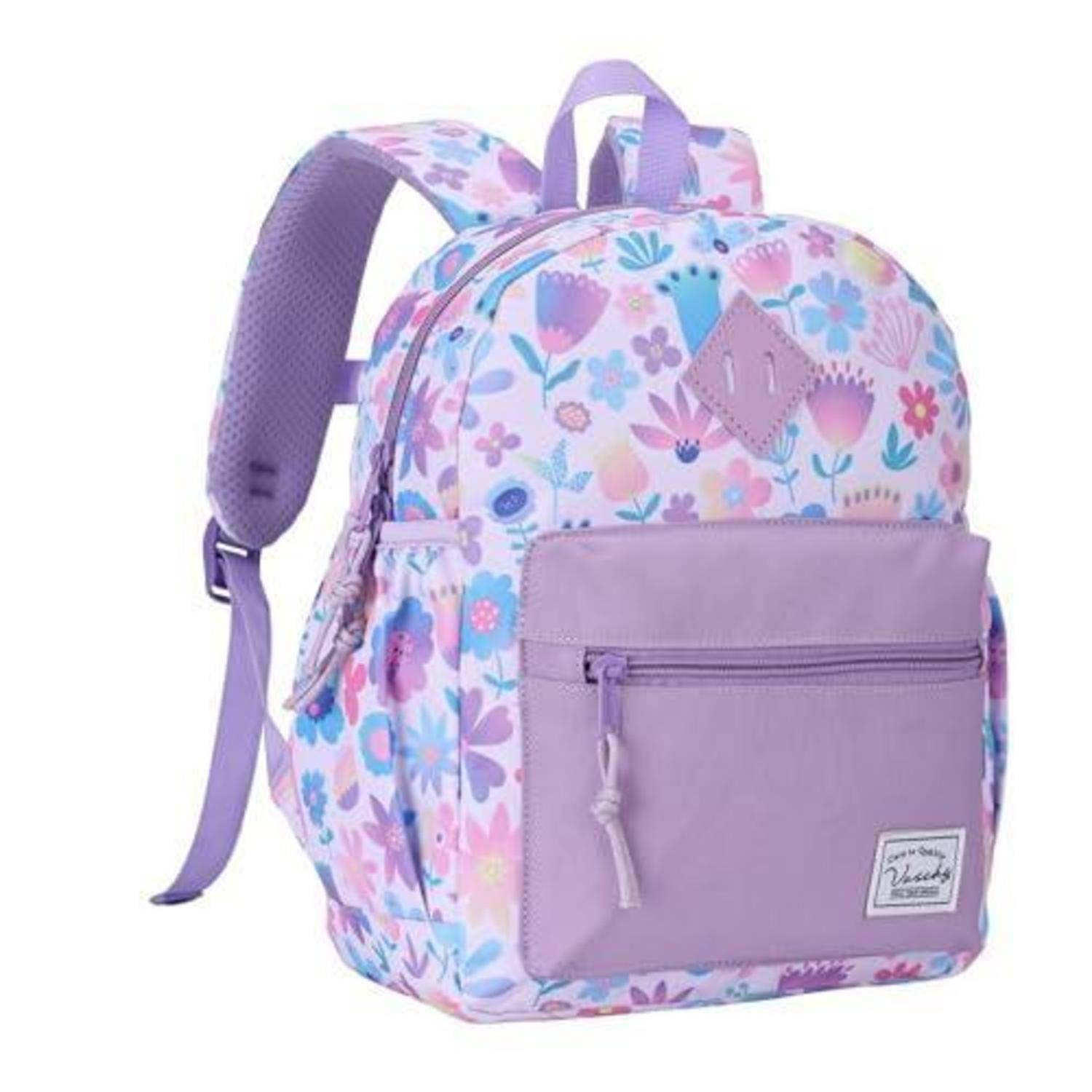 Pastellfarbener Blumen-Rucksack mit violetten Trägern und vorderer Reißverschlusstasche auf weißem Hintergrund.