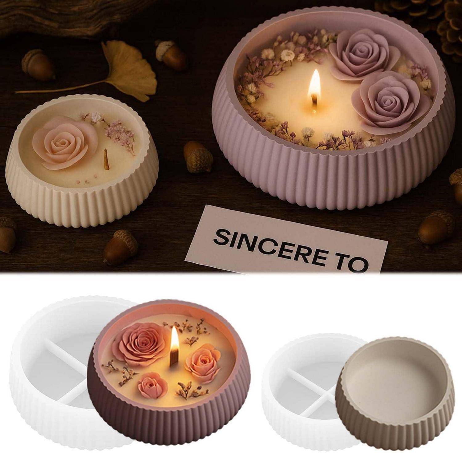 Dekorative gerippelte Kerzen mit floralen Wachsrosen, gezeigt angezündet in rosa- und cremefarbenen Behältern, sowie eine Produktansicht offener weiß- und beigefarbener Boxen.