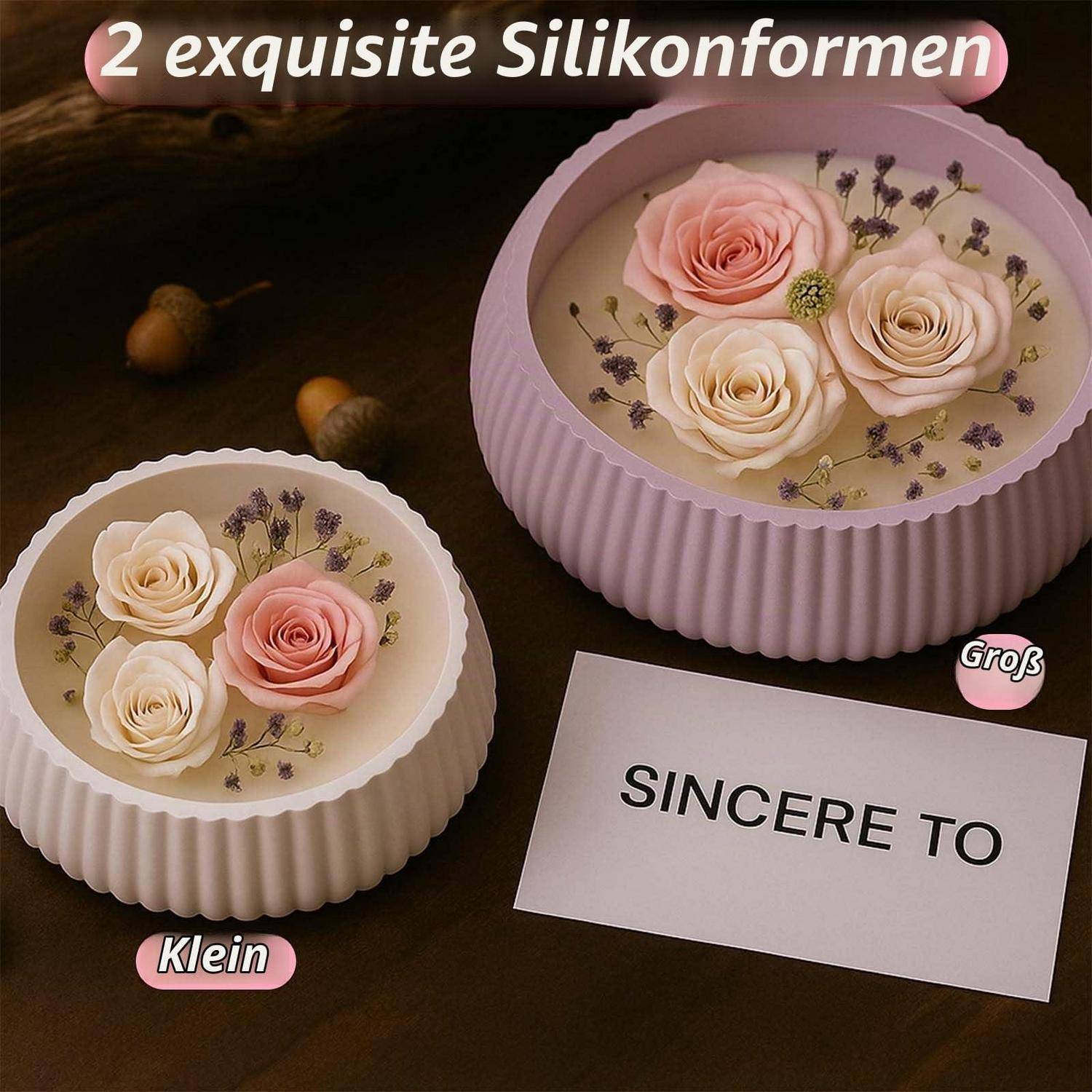 Bild von zwei gerippten runden Geschenkboxen mit rosenförmigen Silikonblumen; Etiketten zeigen „Groß" für die große Box und „Klein"" für die kleine, plus Text „2 exquisite Silikonformen"" und „SINCERE TO"".