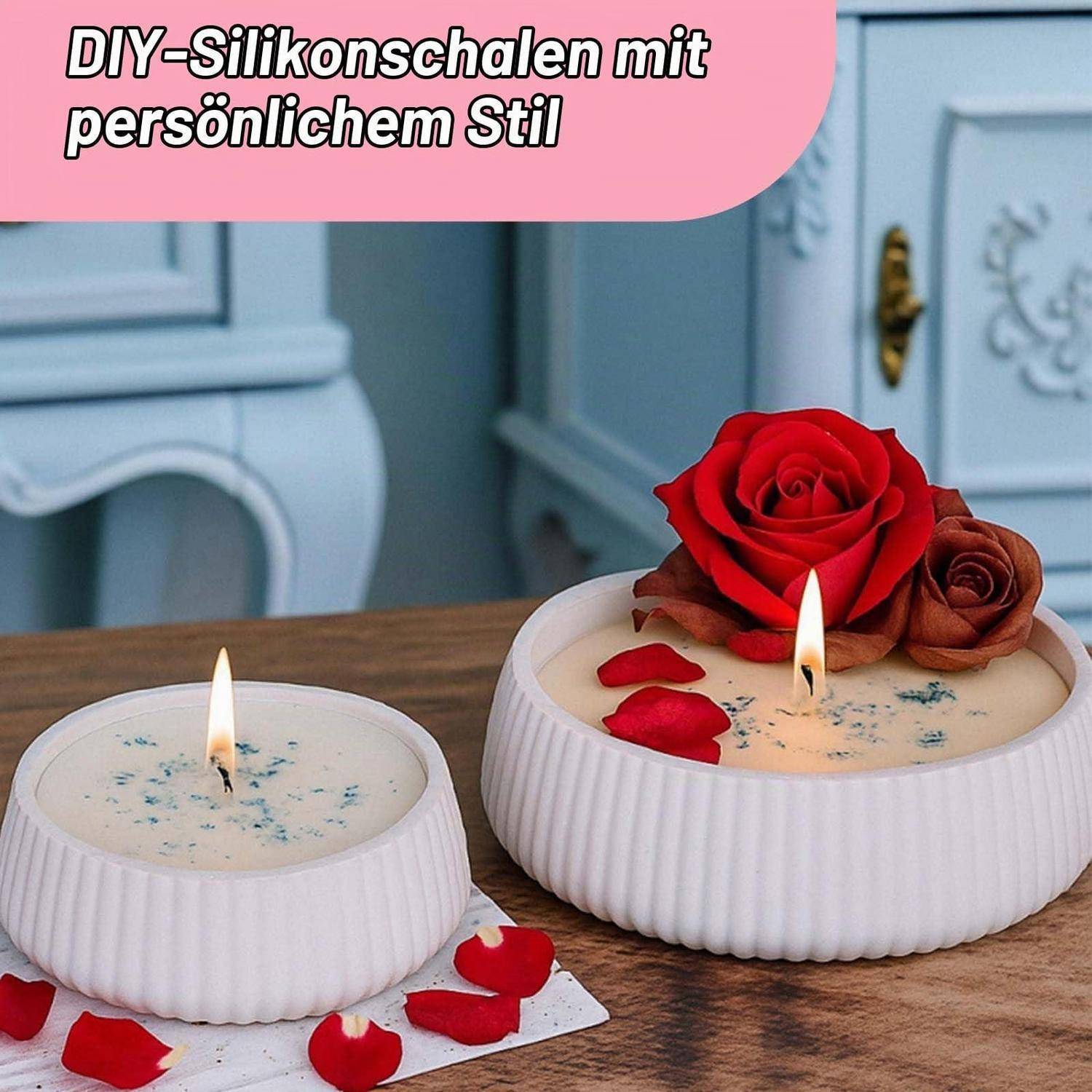 Zwei brennende DIY-Silikonschalen auf einem Tisch, gefüllt mit Wachs und dekoriert mit Rosenblättern und einer roten Rose; der Text lautet „DIY-Silikonschalen mit persönlichem Stil".
