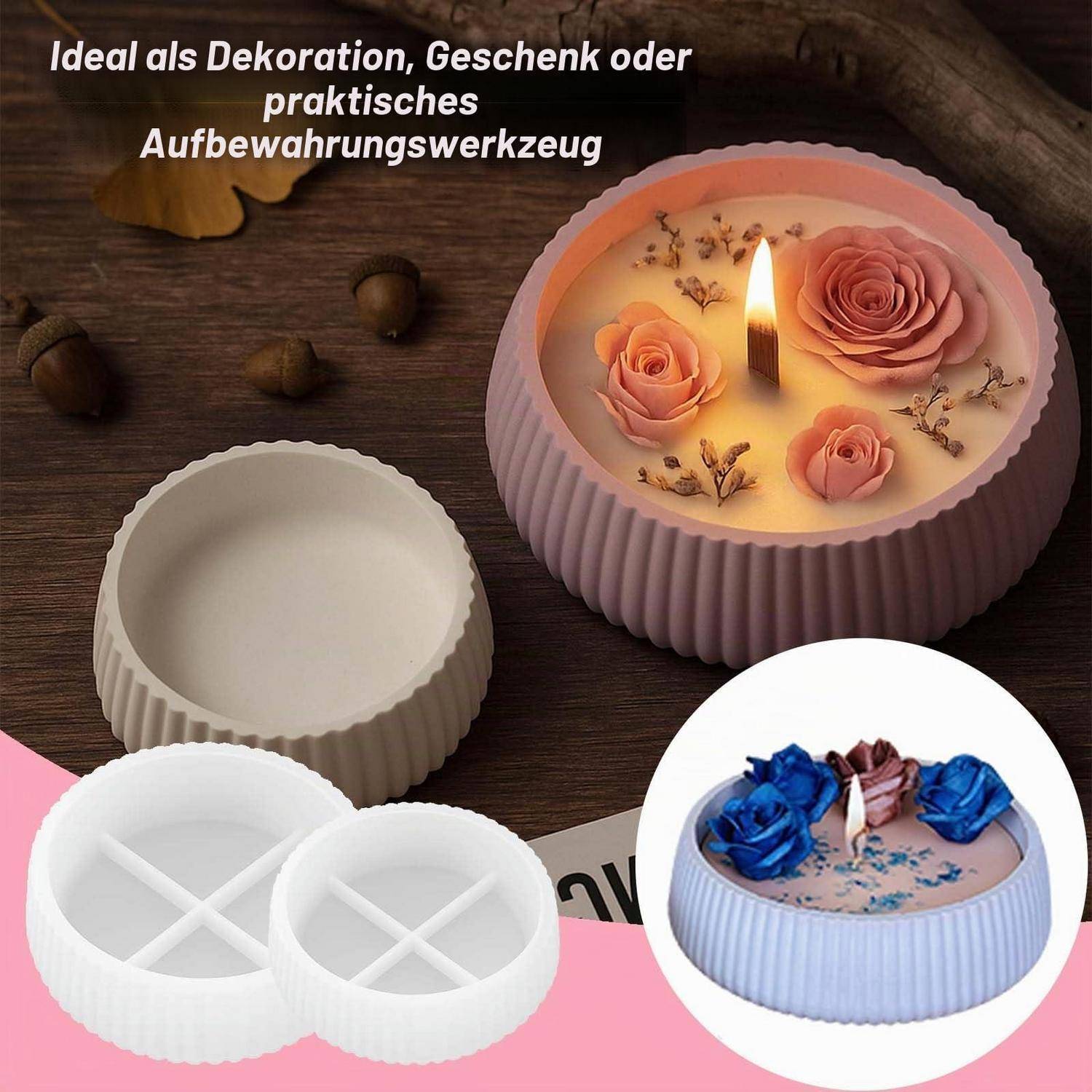 Werbebild einer gerillten Silikonform, die zur Herstellung einer Kerze oder eines Behälters verwendet wird, gezeigt gefüllt mit einer Blütenkerze und als fertig verziertes blaues Beispiel.