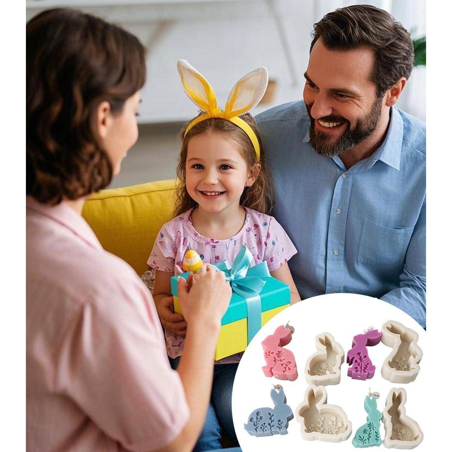Lachendes Kind mit Hasenohren erhält ein eingepacktes Geschenk von einem Erwachsenen, während ein Familienmitglied zuschaut; die Einfügung zeigt hasenförmige Bastelelemente oder Ausstecher.