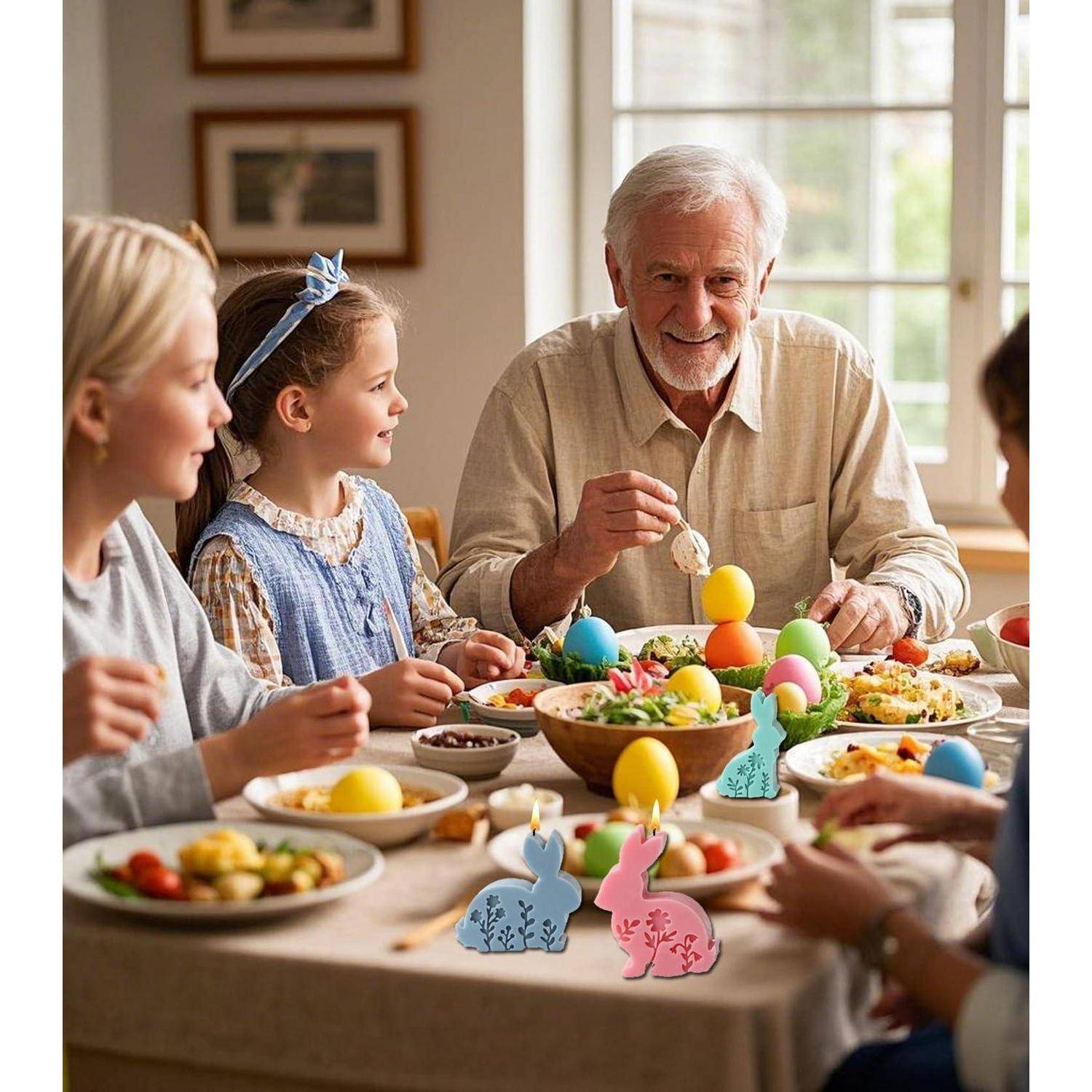 Großvater serviert Essen bei einem Familien-Osteressen, mit Kindern und bunten verzierten Eiern um den Tisch herum.