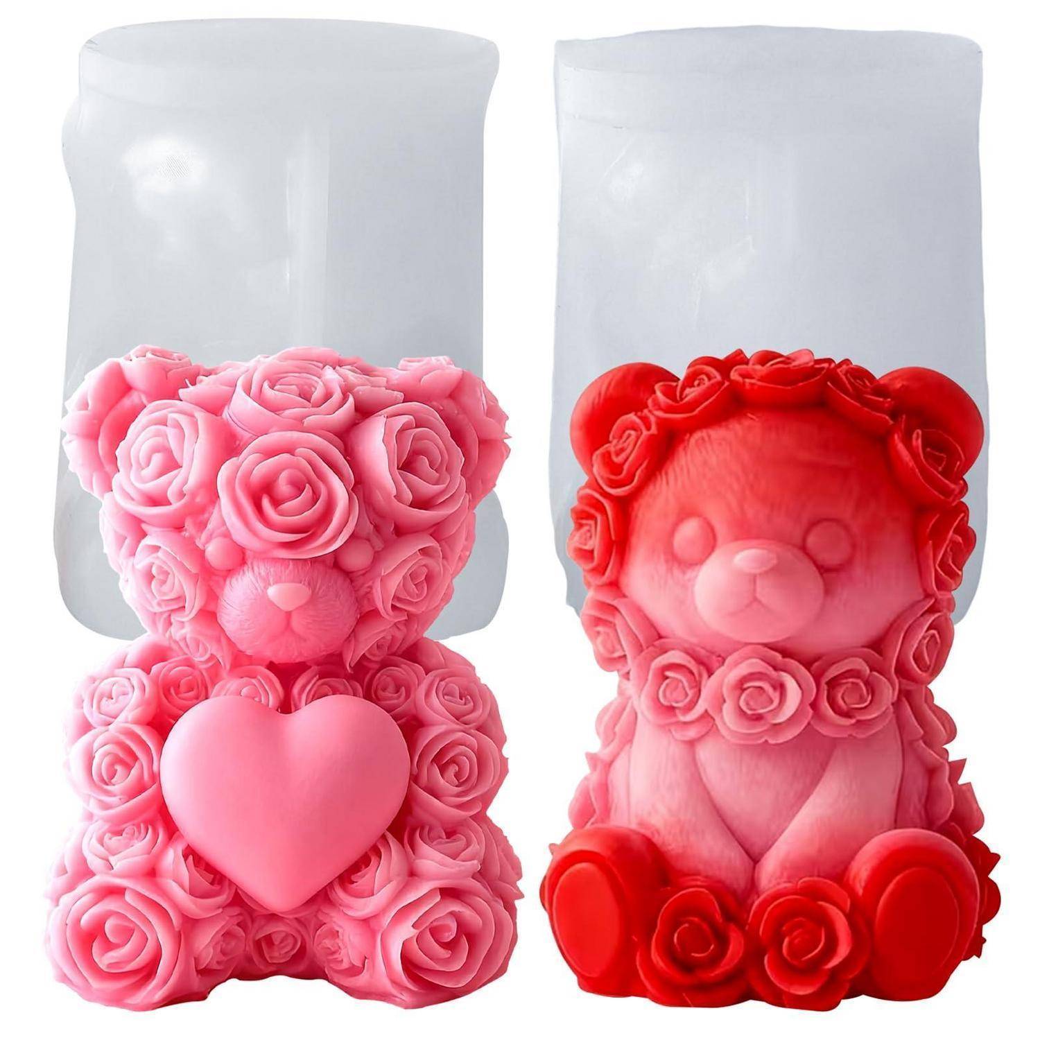 Zwei dekorative, rosenbedeckte Teddybär-Figuren, einer in Rosa mit einem Herz und einer in Rot, gezeigt vor mattiertem Beutel.