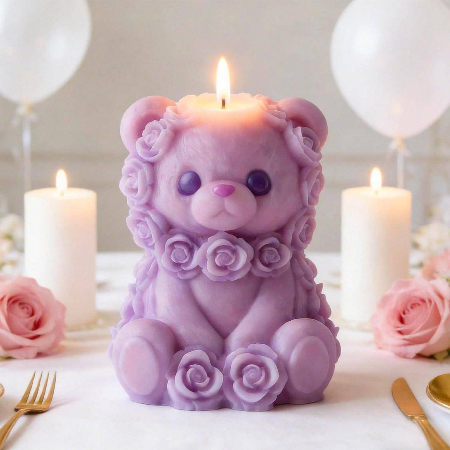 Violettes Teddybär-förmige Kerze auf einem dekorierten Tisch mit brennenden Kerzen, rosa Rosen, Luftballons und goldenen Bestecken in einer sanften Pastellparty-Umgebung.
