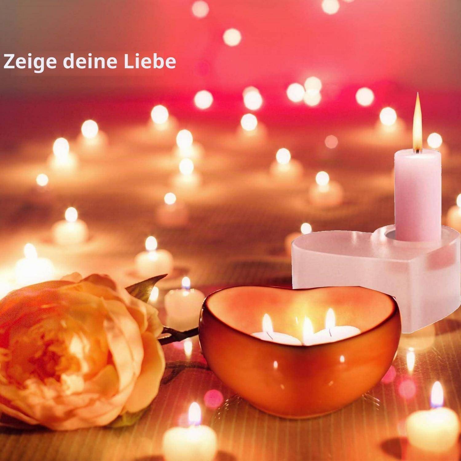 Romantische Szene bei Kerzenlicht mit einer Rose und einem herzförmigen Kerzenständer; Der deutsche Text sagt „Zeige deine Liebe" („Zeige deine Liebe"").