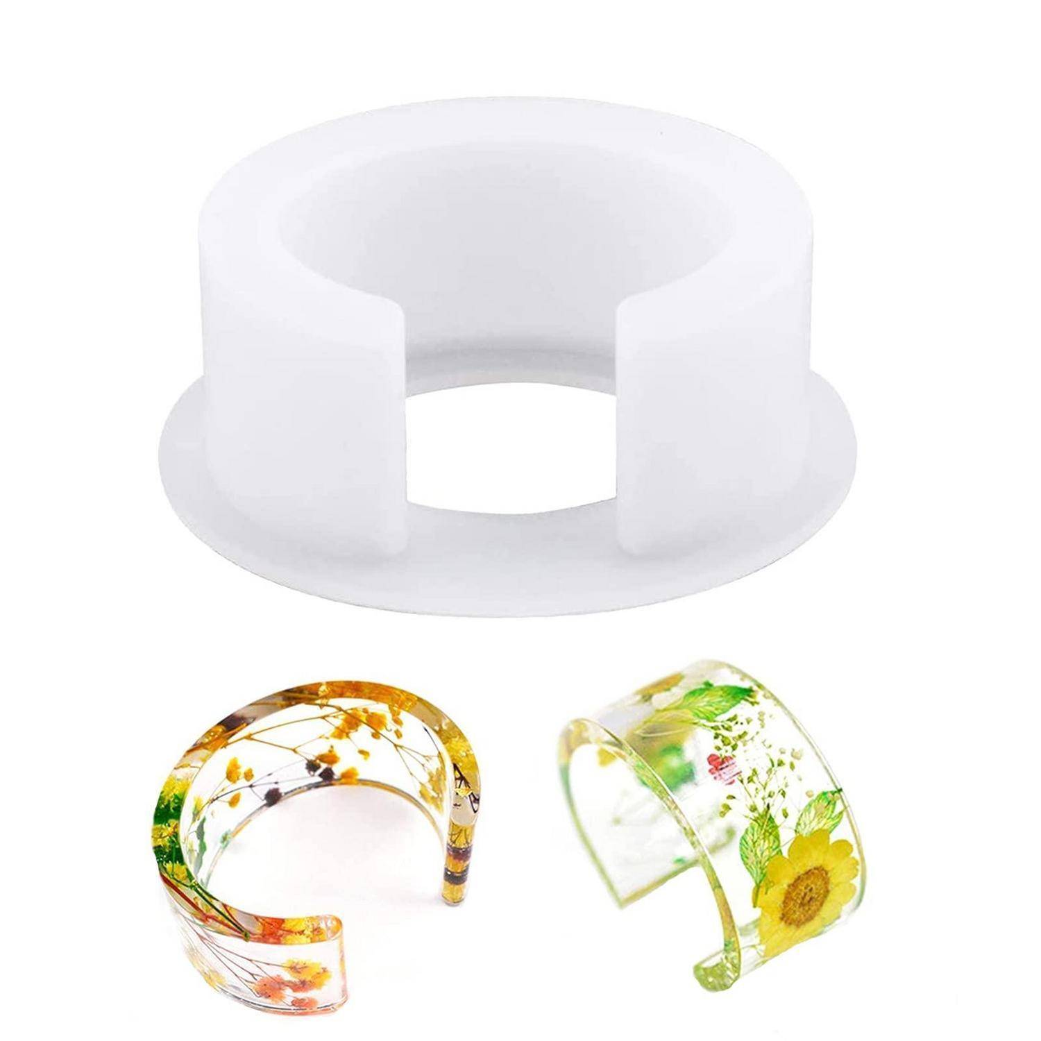 Transparente Silikon-Manschettenarmband-Form, oben zwei fertige florale Harz-Armbänder gezeigt.