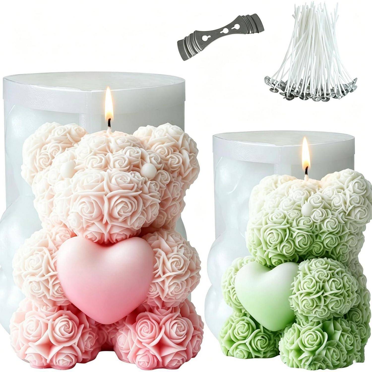 Zwei teddybärförmige Kerzen, eine rosa und eine grüne, mit rosenähnlicher Blütentextur und herzförmigen Mittelpunkten, oben mit Docht und Gießformwerkzeugen abgebildet.