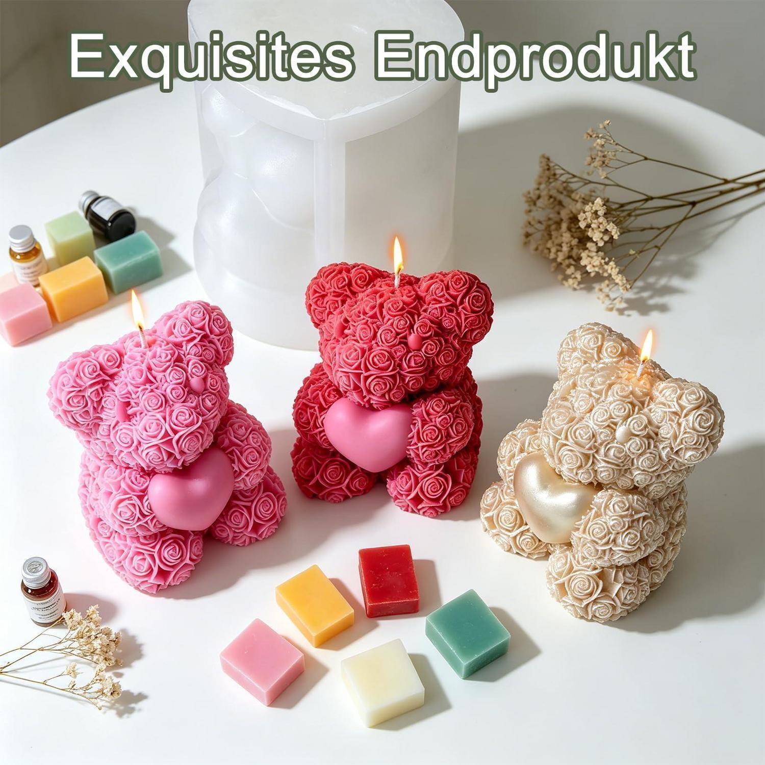 Drei Teddybär-Kerzen in Rosa, Rot und Creme auf einem weißen Tisch, mit dem Text „Exquisites Endprodukt" oben.