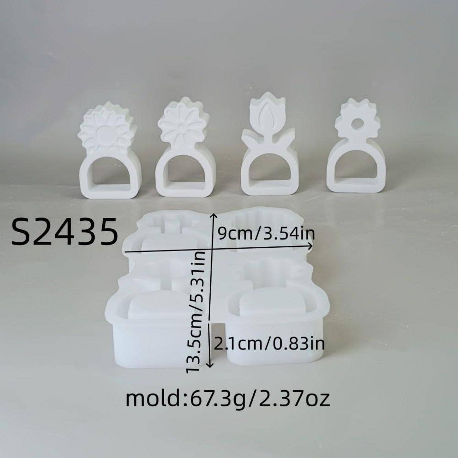 Bild von vier weißen dekorativen Ringhaltern mit verschiedenen Blumendesigns, plus Größenetiketten und Formdimensionen: 9 cm breit, 13,5 cm hoch, 2,1 cm tief, Form 67,3 g, S2435.