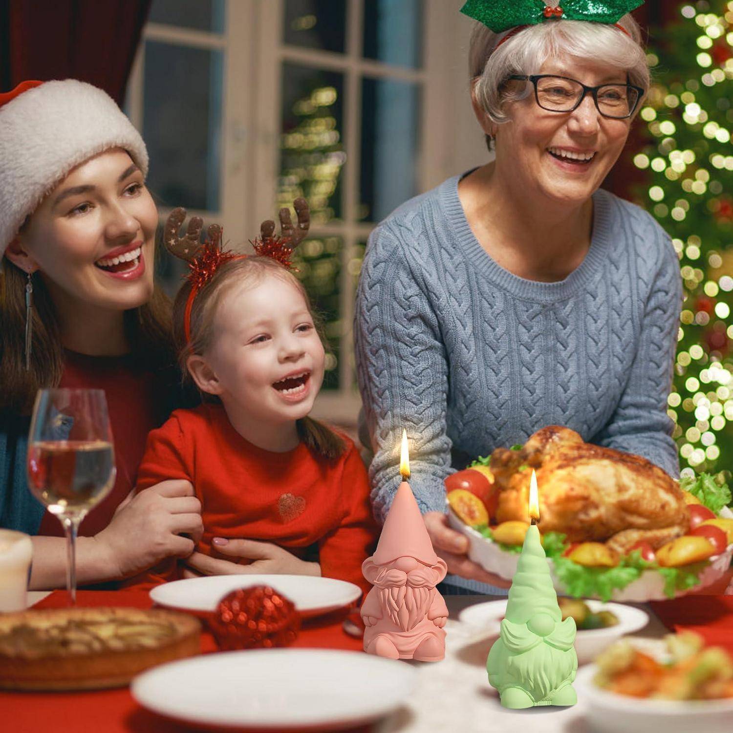 Lächelnde dreiköpfige Familie beim Weihnachtsdinner mit Truthahn, Kerzen und festlicher Dekoration.