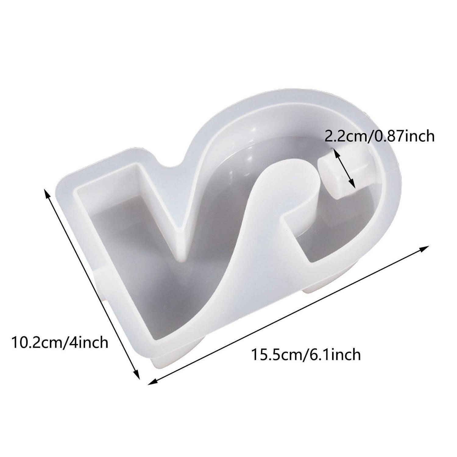 Weiße Silikonform in der Form einer gekrümmten abstrakten "S"" oder eines Fragezeichens, mit Größenetikett 15,5 cm x 10,2 cm und eine Schnittbreite von 2,2 cm.