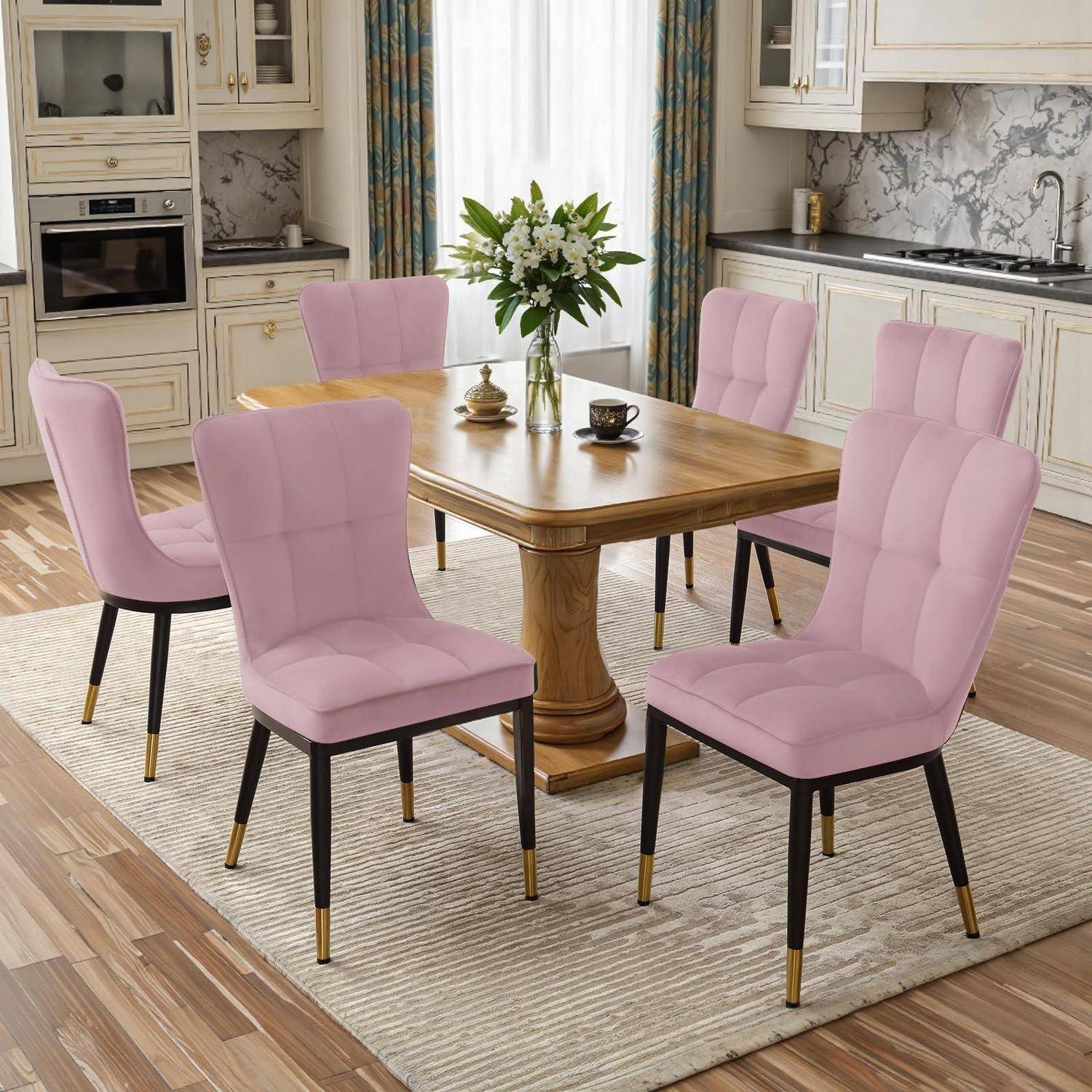 Esszimmer mit einem Holztisch, Blumengesteck in der Mitte und sechs rosa gepolsterten Stühlen auf einem Teppich in einem hellen Küchen-Esszimmer.