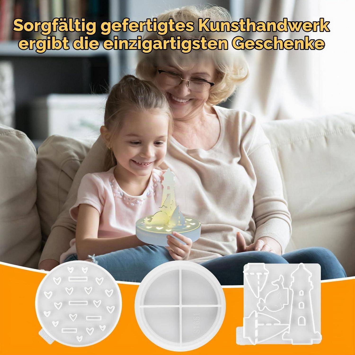 Großmutter und junges Mädchen lächeln auf einem Sofa, halten ein leuchtendes Handwerk, mit deutschem Text über sorgfältig gefertigte handgefertigte Geschenke und drei Produktdesign-Symbole darunter.