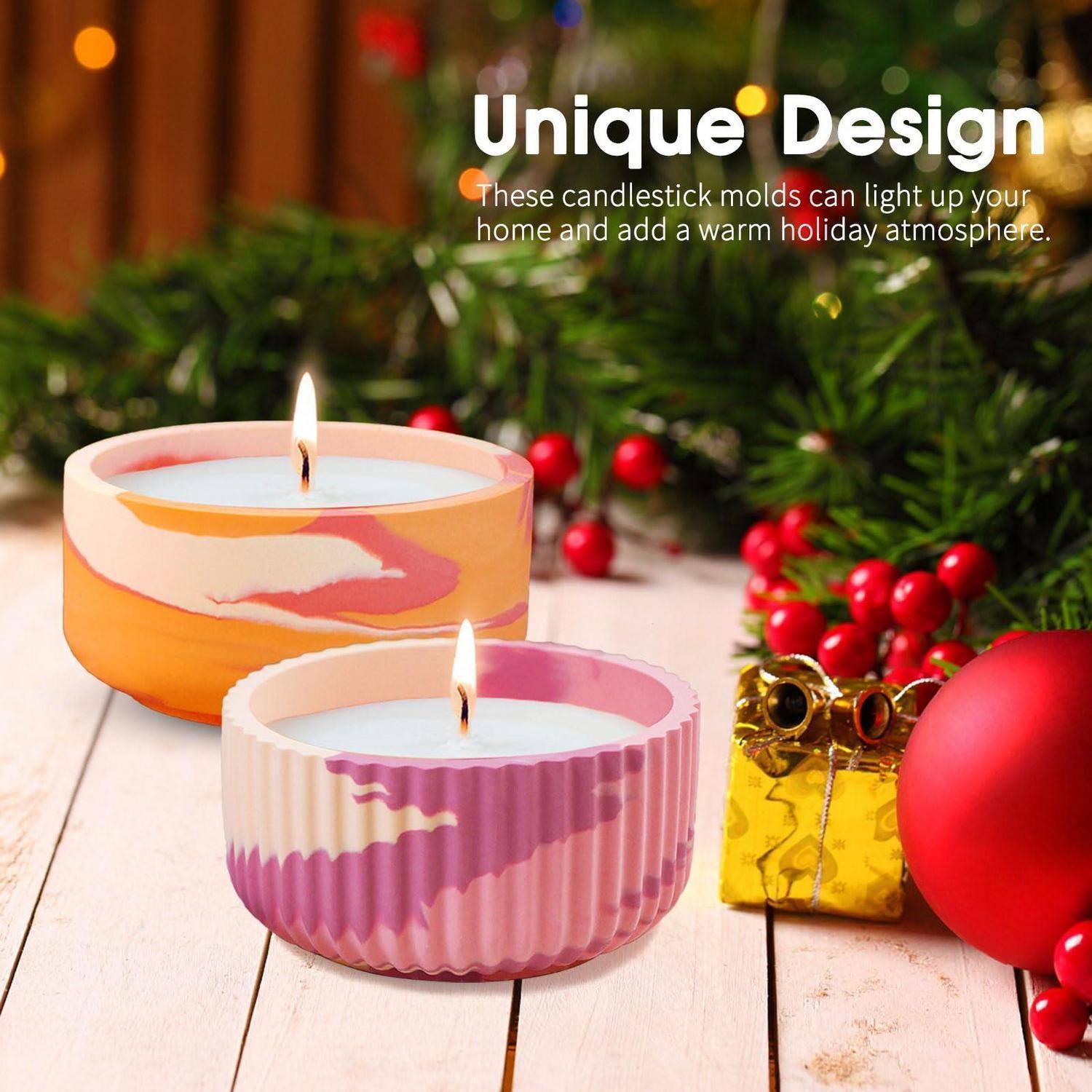 Zwei leuchtende dekorative Kerzen in farbenfrohen geformten Behältern auf einem Holztisch mit Weihnachtsschmuck und einem Weihnachtsbaum; der Text lautet „Einzigartiges Design