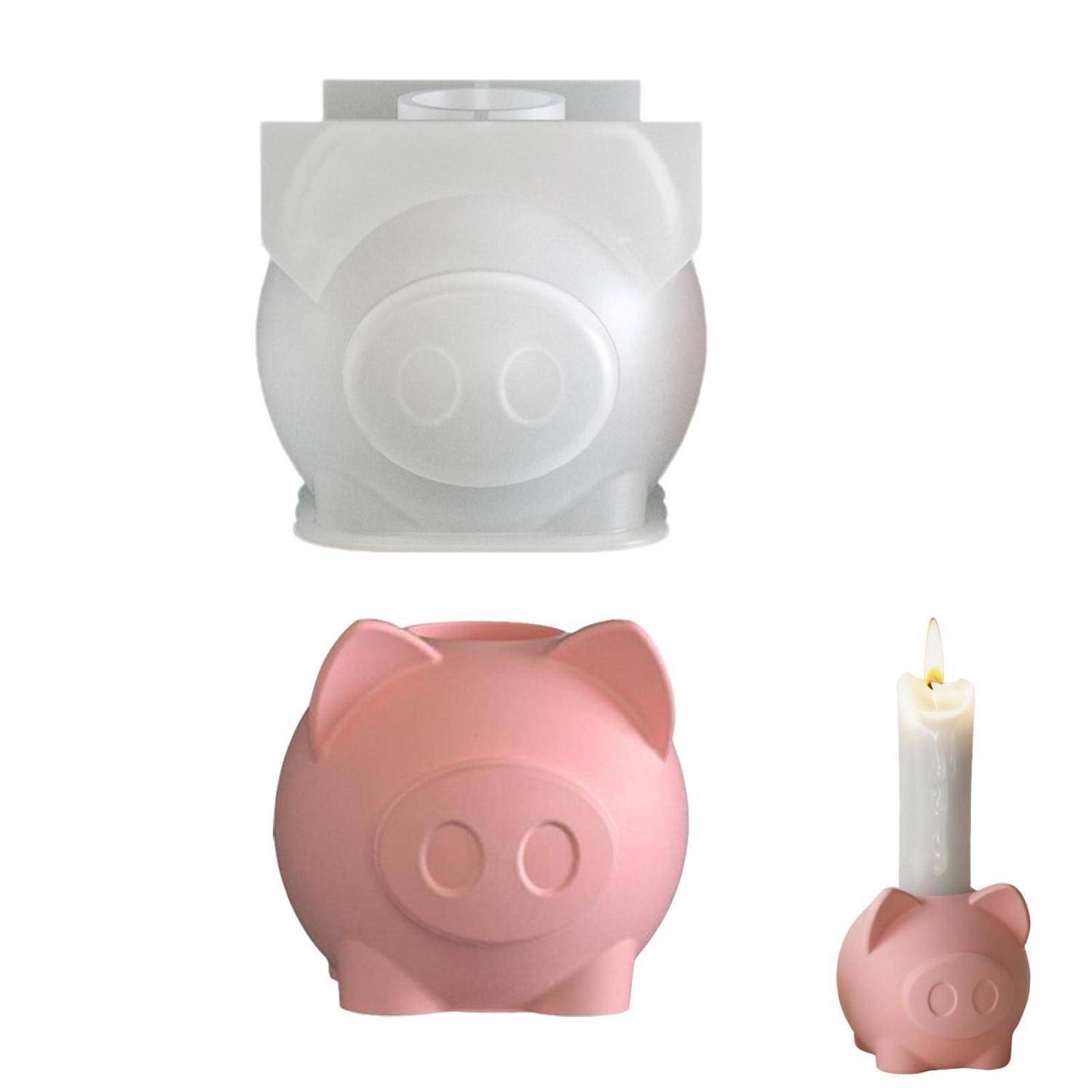 Drei schweinförmige Kerzenhalter in Weiß und Rosa, einzeln dargestellt und mit einer Kerze zur Größenangabe.
