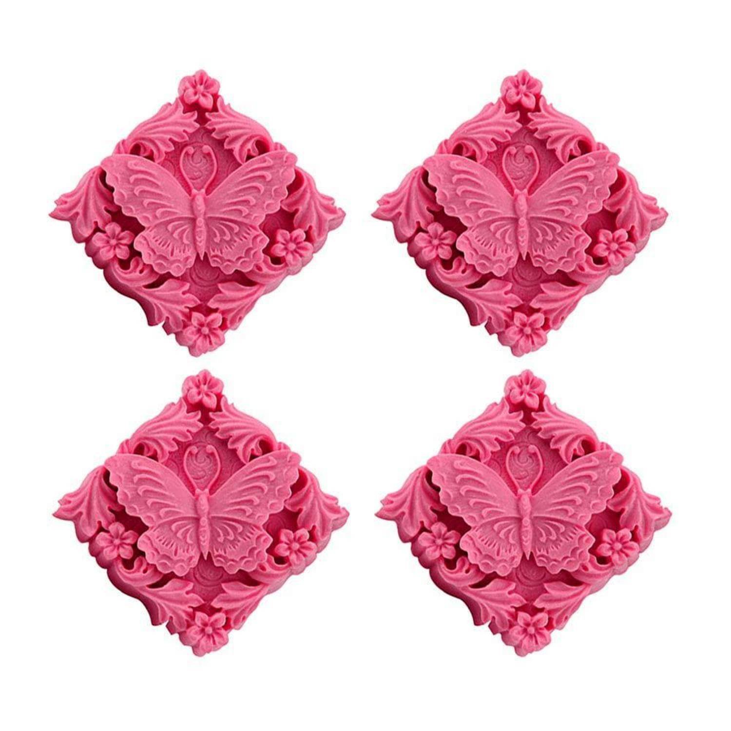 Vier identische rosa schmetterlingsförmige Dekorationsschilder in einem 2x2-Raster auf weißem Hintergrund angeordnet.