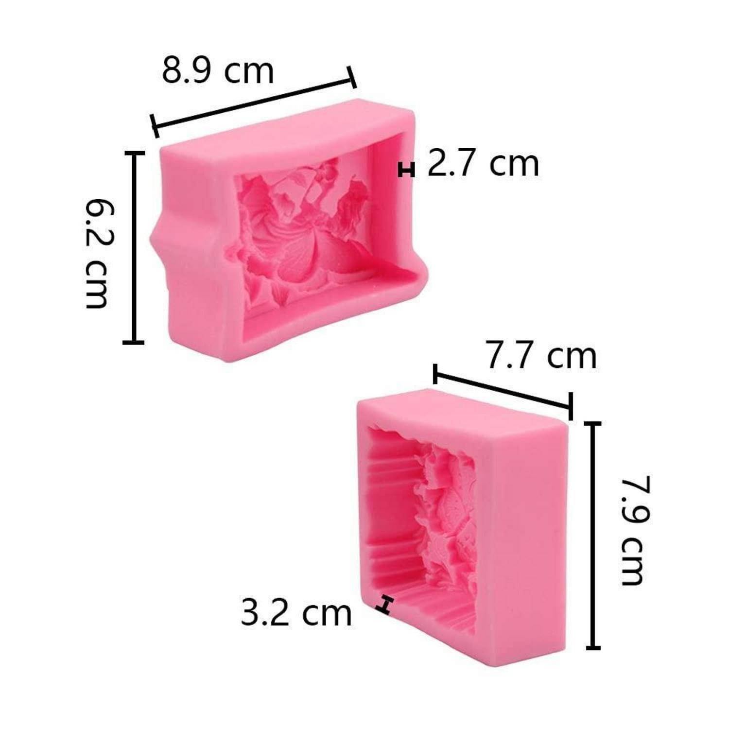 Zwei rosa dekorative Formformen in Vorder- und Seitenansichten dargestellt, beschriftet mit den Abmessungen: 8,9 x 6,2 x 2,7 cm und 7,7 x 7,9 x 3,2 cm.