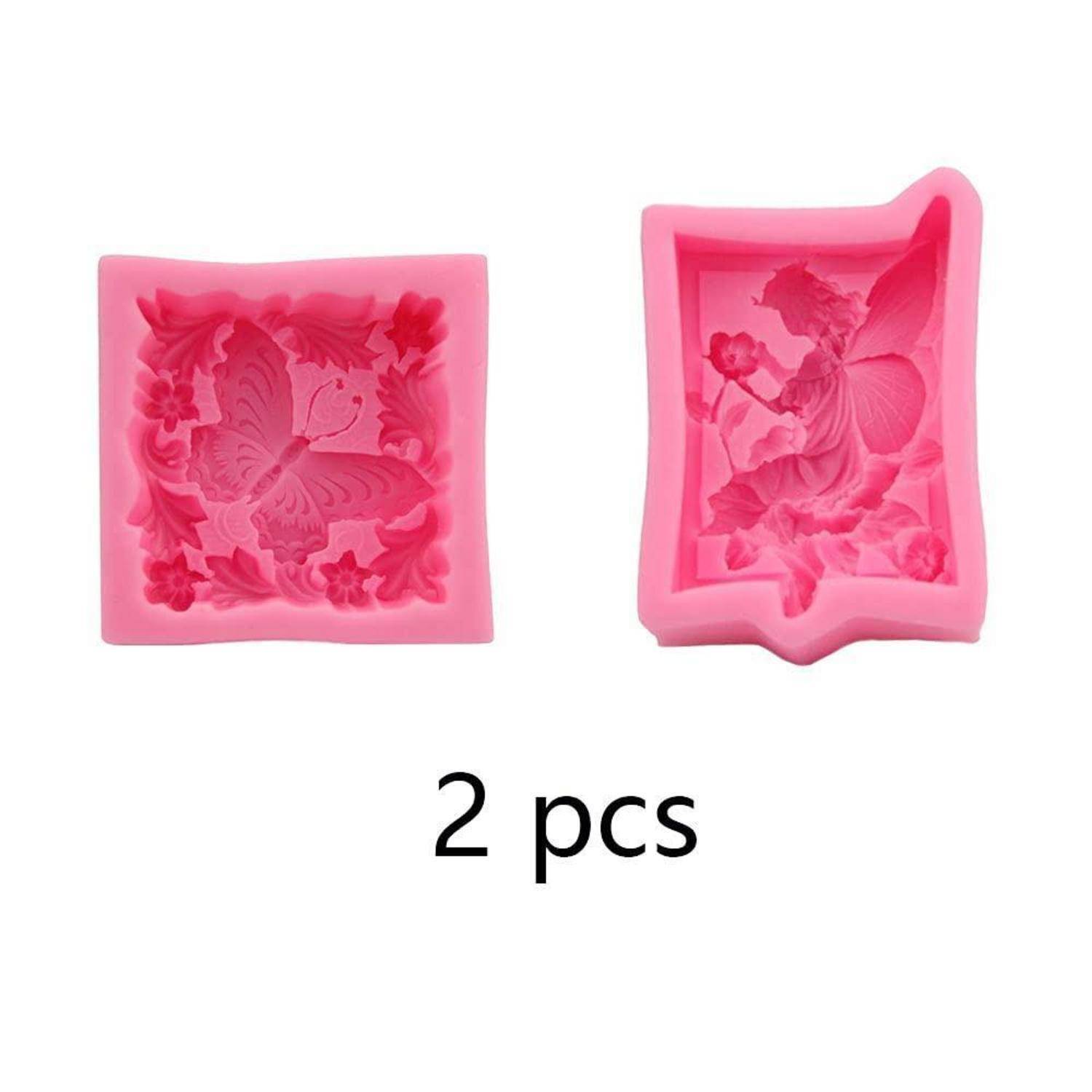 Zwei rosafarbene quadratische Silikonformen mit floralen Schmetterlings-Reliefdesigns, dargestellt als 2er-Set.