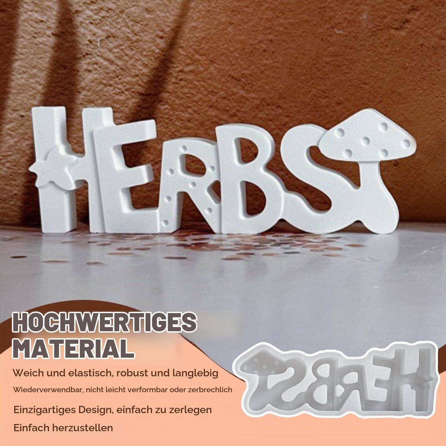 Weiße 3D-Buchstaben mit der Aufschrift „HERBS" auf einer Tischplatte, darunter deutscher Text, der hochwertige, weiche, langlebige, wiederverwendbare Materialien und ein leicht anzufertigende Design bewirbt.