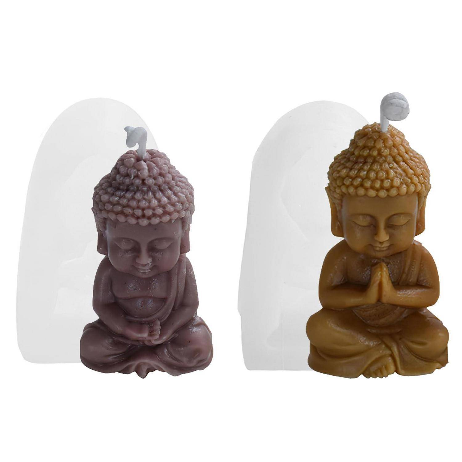 Zwei kleine Buddha-förmige Kerzen, eine dunkelviolett und eine goldbraun, jeweils unter einer durchscheinenden Schutzhaube.