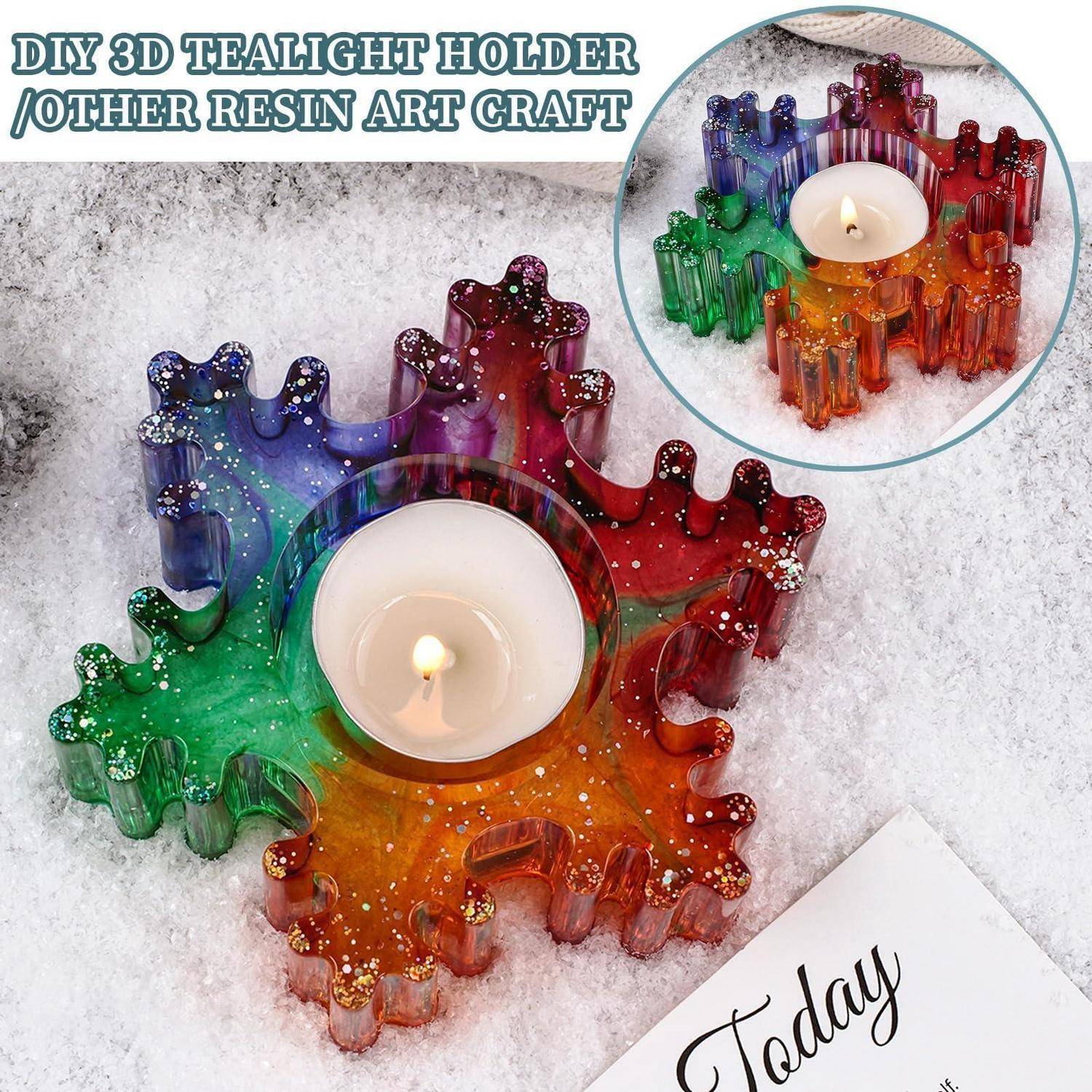Regenbogen-Harz DIY Teelichthalter in Schneeflockenform mit einer brennenden Kerze in der Mitte; die Einfügung zeigt das fertige Stück von oben.