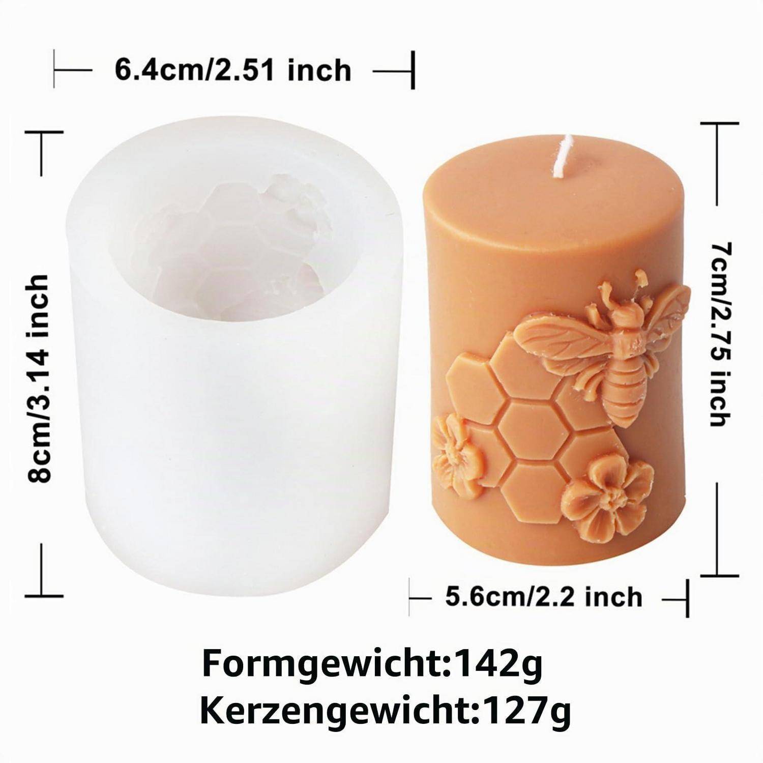 Produktgrößenvergleichsbild mit einer weißen zylindrischen Form und einer fertigen Bienen- und Wabenkerze; Abmessungen mit 6,4 cm Breite, 8 cm Höhe für die Form, 5,6 cm Breite, 7 cm Höhe für die Kerze, mit Gewichten von 142 g und 127 g.