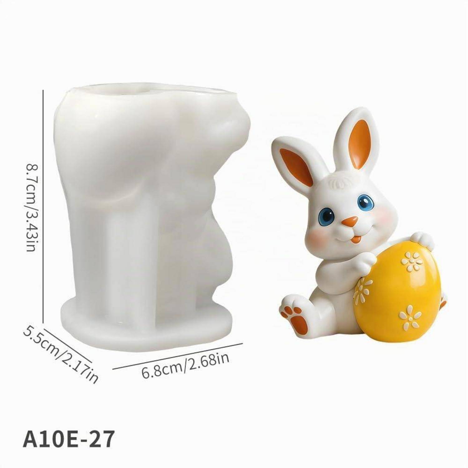 Weiße kaninchenförmige Form neben fertigem Häschenfigurine, die ein gelbes Ei hält; Abmessungen gekennzeichnet 8,7 cm hoch, 6,8 cm breit, 5,5 cm tief.