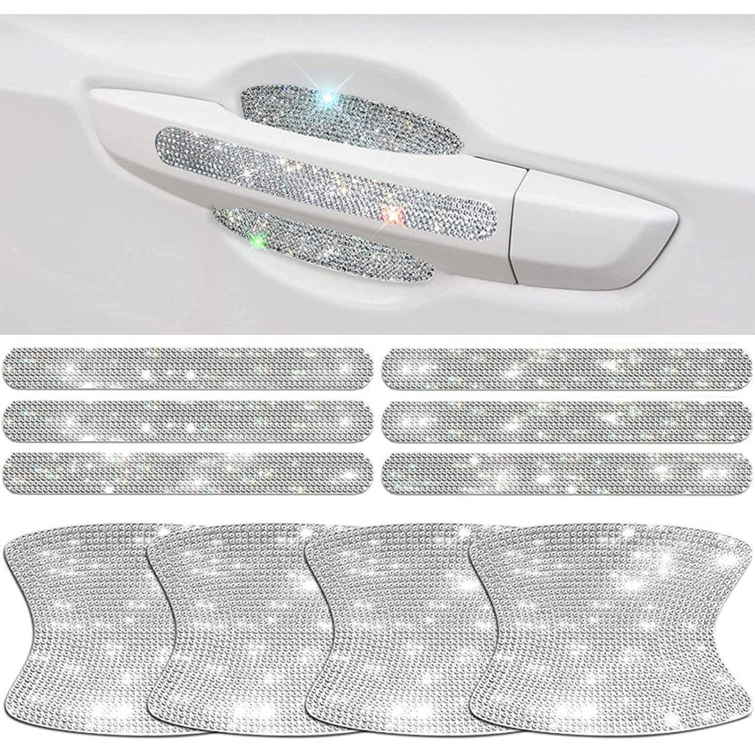 Glitzernde Klebstoff-Strass-Aufkleber, die auf einer Autotürgriff-Verkleidung in Weiß sowie als separate Streifen und wellförmige Flecken zur Dekoration gezeigt werden.