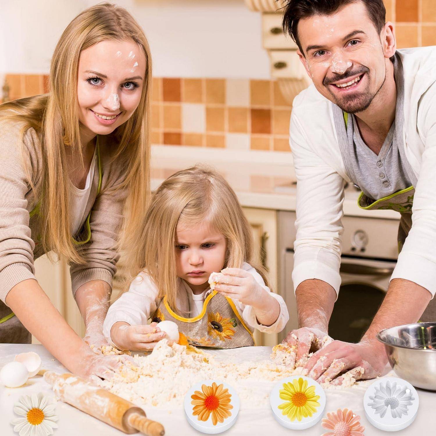 Familie beim gemeinsamen Backen in der Küche: Eltern und kleine Tochter rühren Teig auf einer mehlbedeckten Arbeitsfläche, mit dekorierten Eiern in der Nähe.