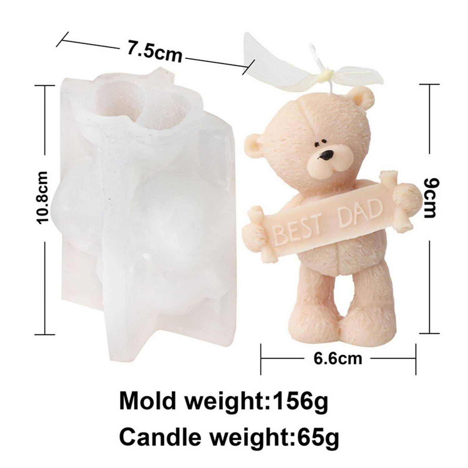Produktbild mit einer Teddybär-Kerzengussform und einer fertigen Bärkerze, die ein „BEST DAD"-Schild hält, mit angezeigten Größen- und Gewichtsmessungen.