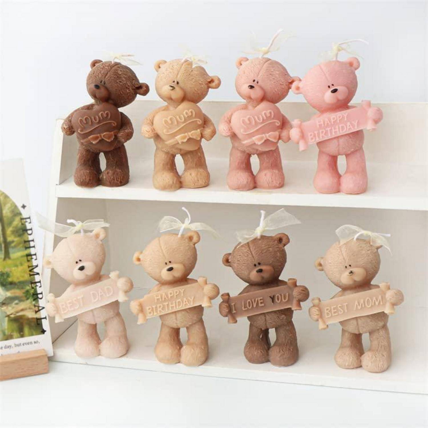 Regalanzeige von Bärenfiguren, die Schilder mit Aufschriften wie „Mama", „ALLES GUTE ZUM GEBURTSTAG"", „ICH LIEBE DICH"", „BESTE MAMA"" und „BESTER TAG"" halten.