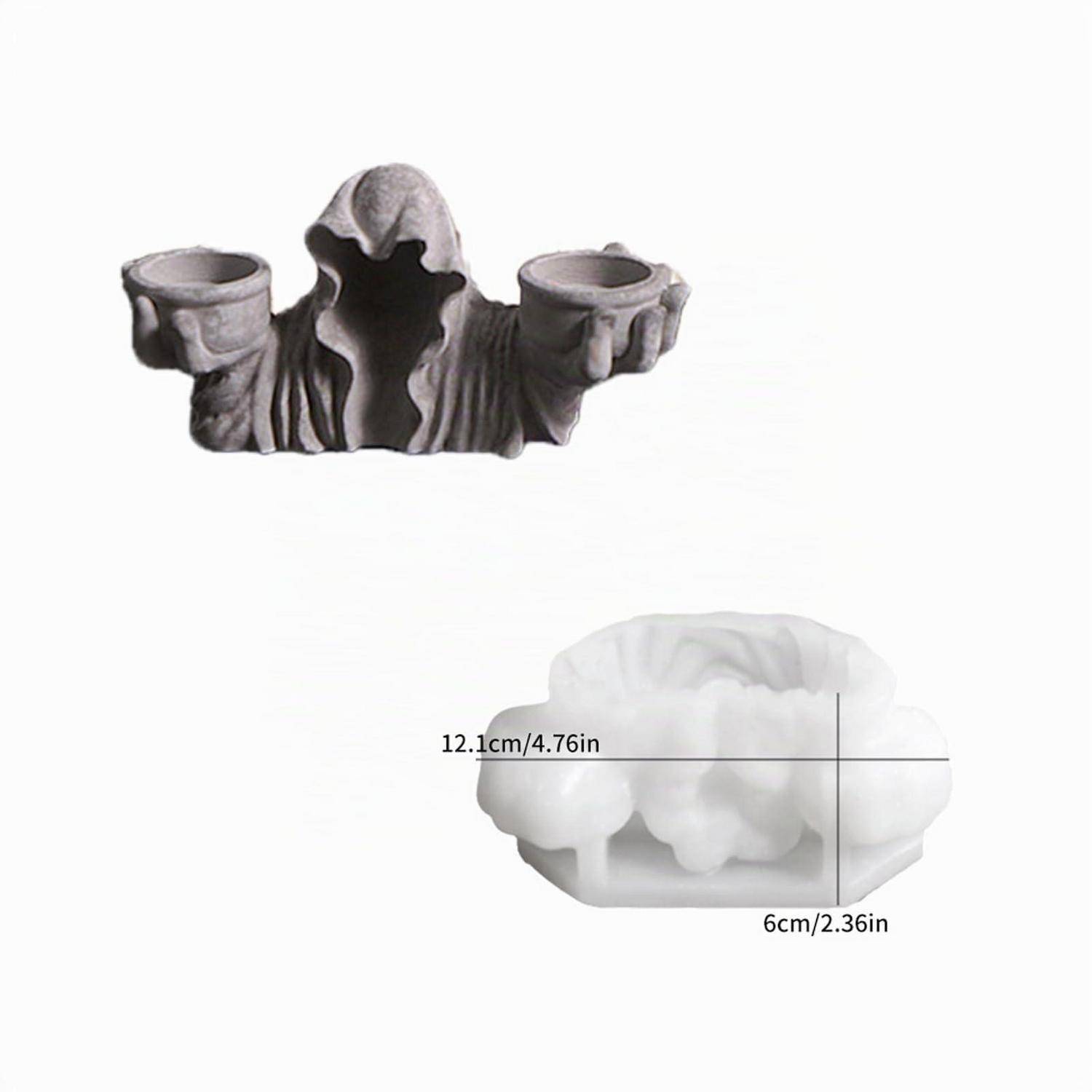 Abbildung zeigt eine vermummte, in Roben gekleidete Figur, die zwei Becher hält, mit einer weißen Gussversion darunter mit der Beschriftung 12,1 cm × 6 cm.