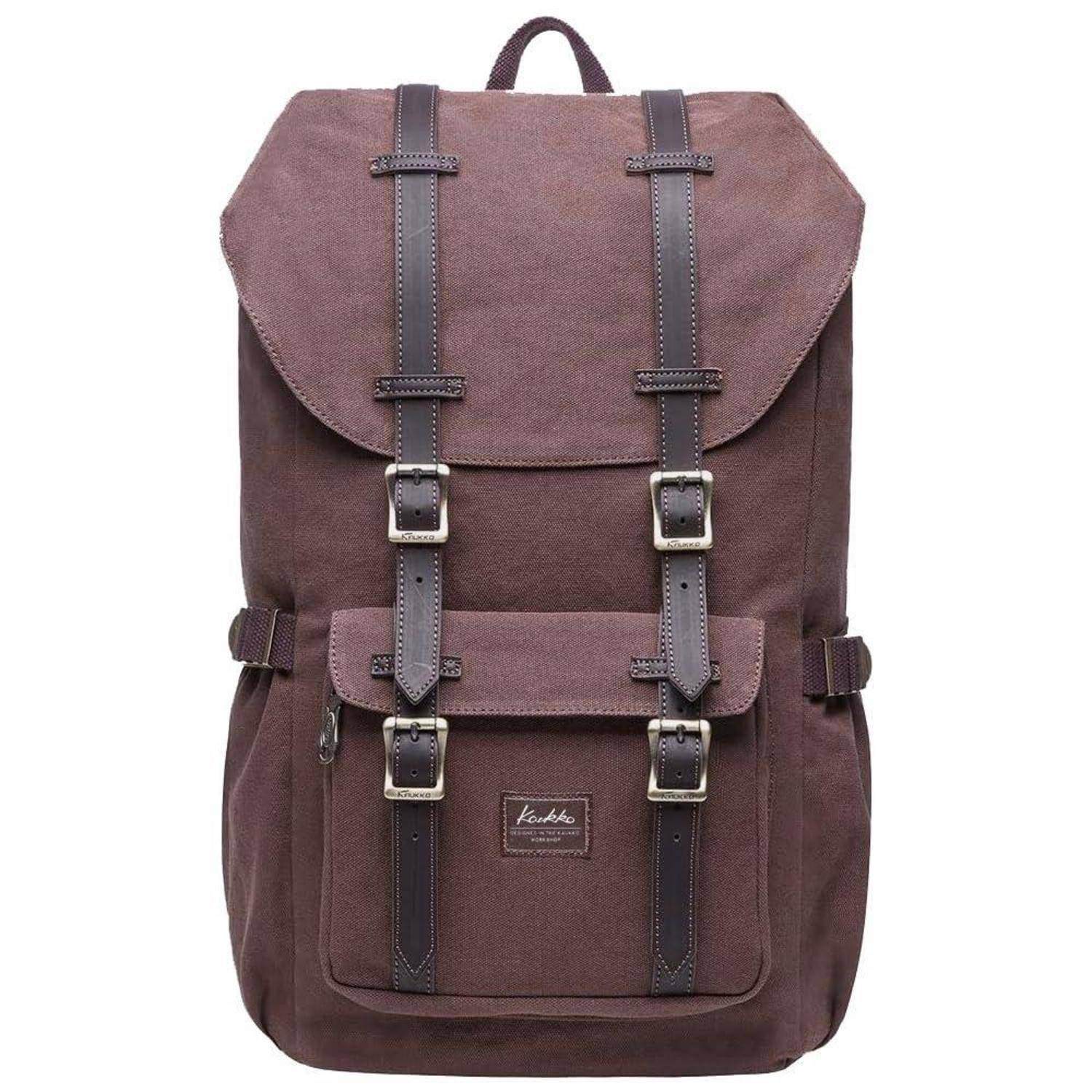 Brauner Leinwandrucksack mit Klappendeckel, Vordertasche und zwei vertikalen Schnallengurten auf einfachem Hintergrund.