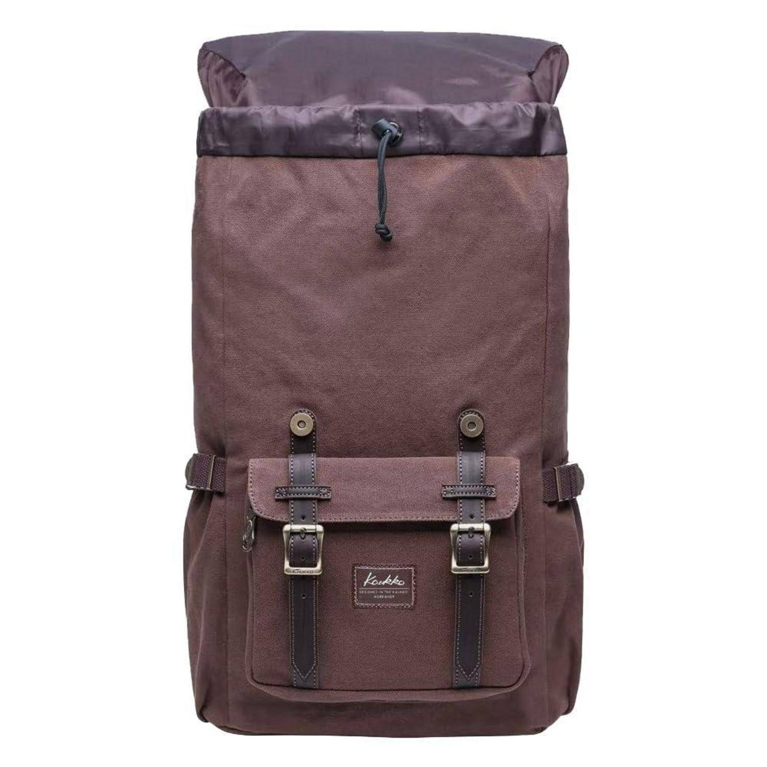 Brauner Leinwandrucksack mit Rolltop-Verschluss und vorderer Klapptasche, gesichert durch zwei Schnallen.