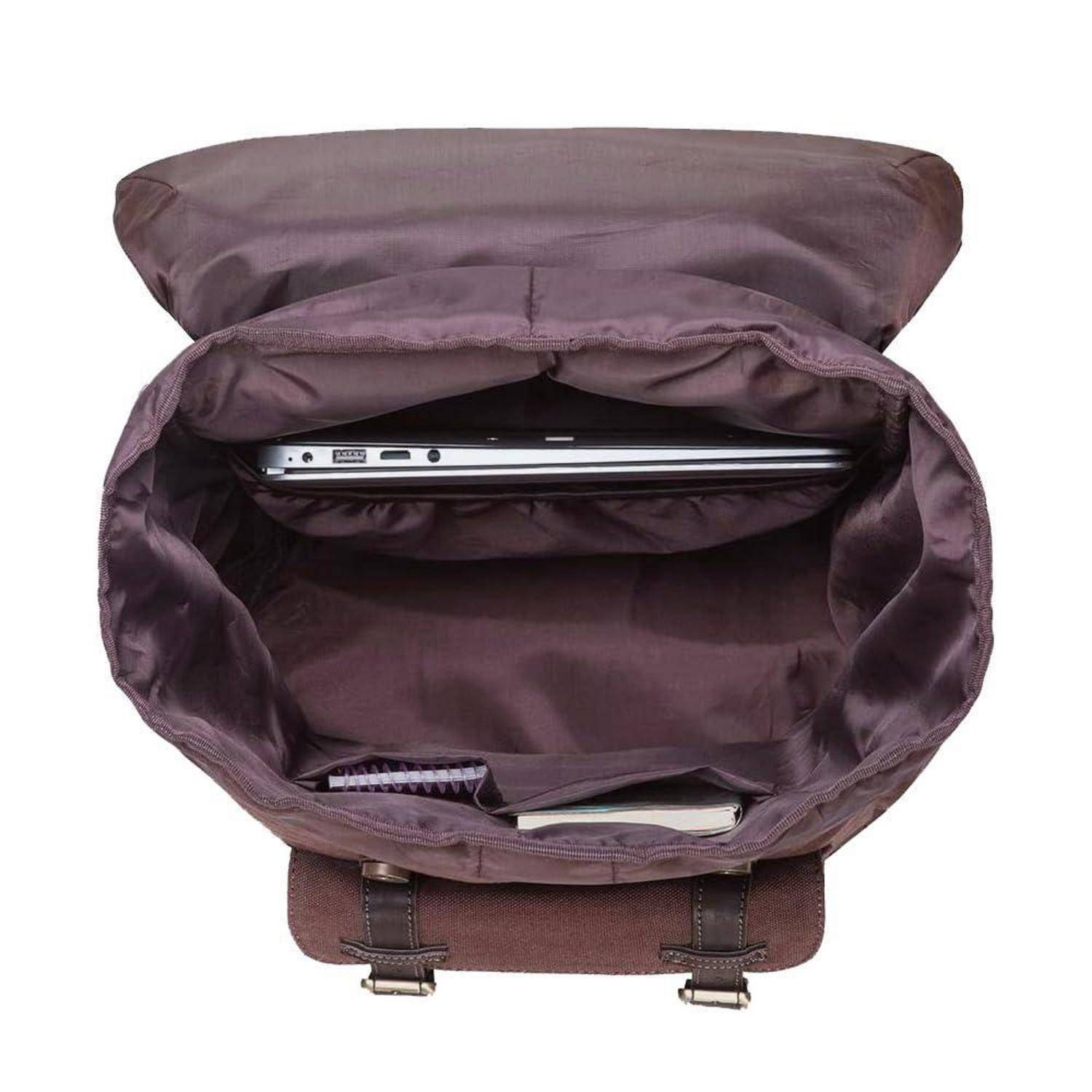 Offener brauner Rucksack mit Laptop im Hauptfach und einem Notizbuch in der Vordertasche, vor weißem Hintergrund gezeigt.