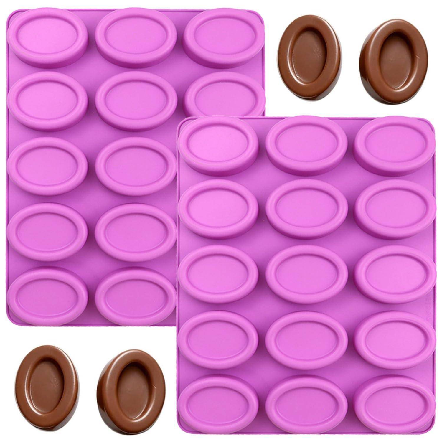 Zwei violette Silikon-Pop-It-Fidget-Pads und vier braune ovale Teile auf weißem Hintergrund angeordnet.