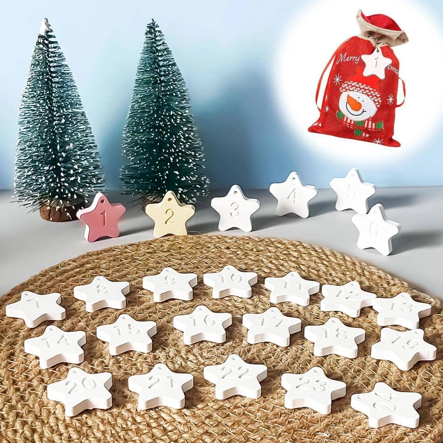 Weihnachtsthematische sternförmige nummerierte Holzteile mit zwei kleinen Bäumen und einer roten Geschenktasche, die ein Weihnachts-Zähl- oder Zuordnungsspiel suggerieren.