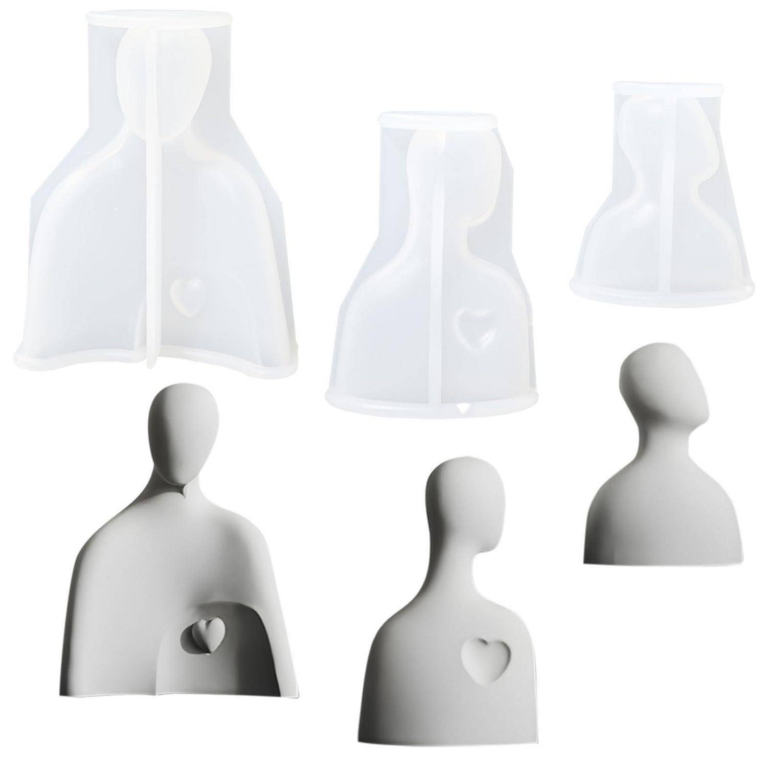 Drei Mannequin-Torso-Formen in transluzent Weiß mit einem herzförmigen Ausschnittdetail, daneben drei massive graue Torso-Modelle auf weißem Hintergrund.