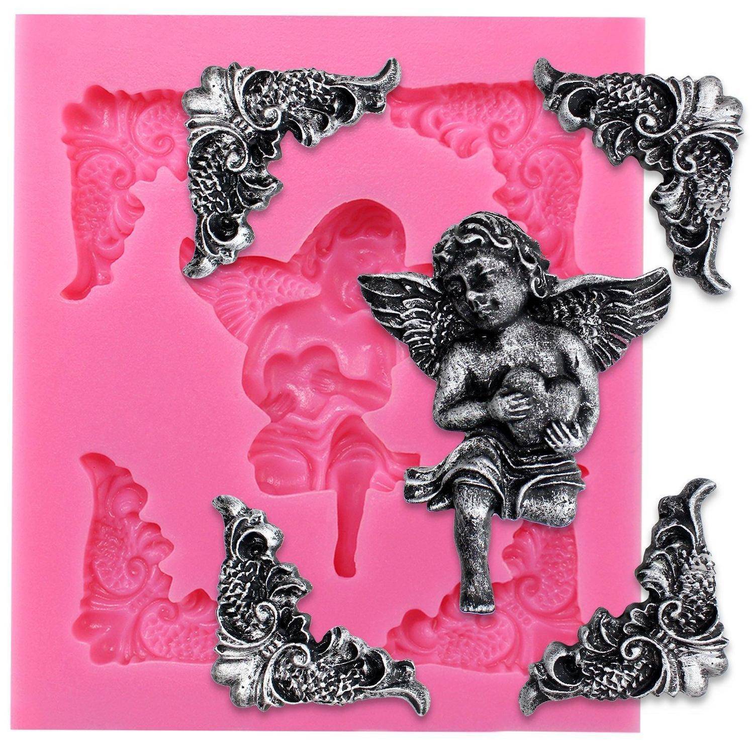 Rosa Silikonform mit ornamentalen Eckverzierungen und einer sitzenden geflügelten Cherub-Figur, zeigt ein Handwerk- oder Backformen-Design.
